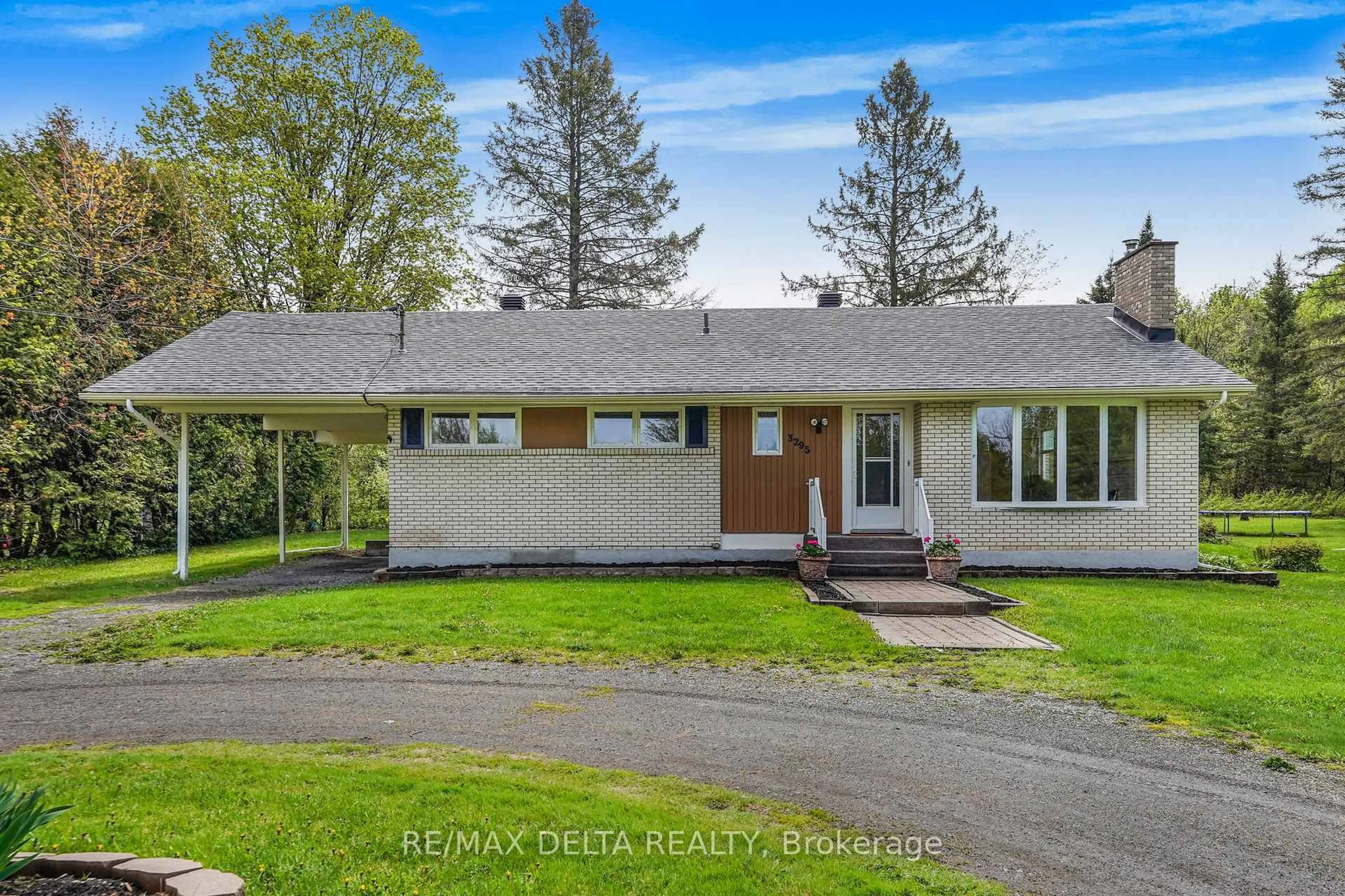 Home with vinyl exterior material, unknown for 3295 Highway 34 Highway, Champlain Ontario K0B 1R0
