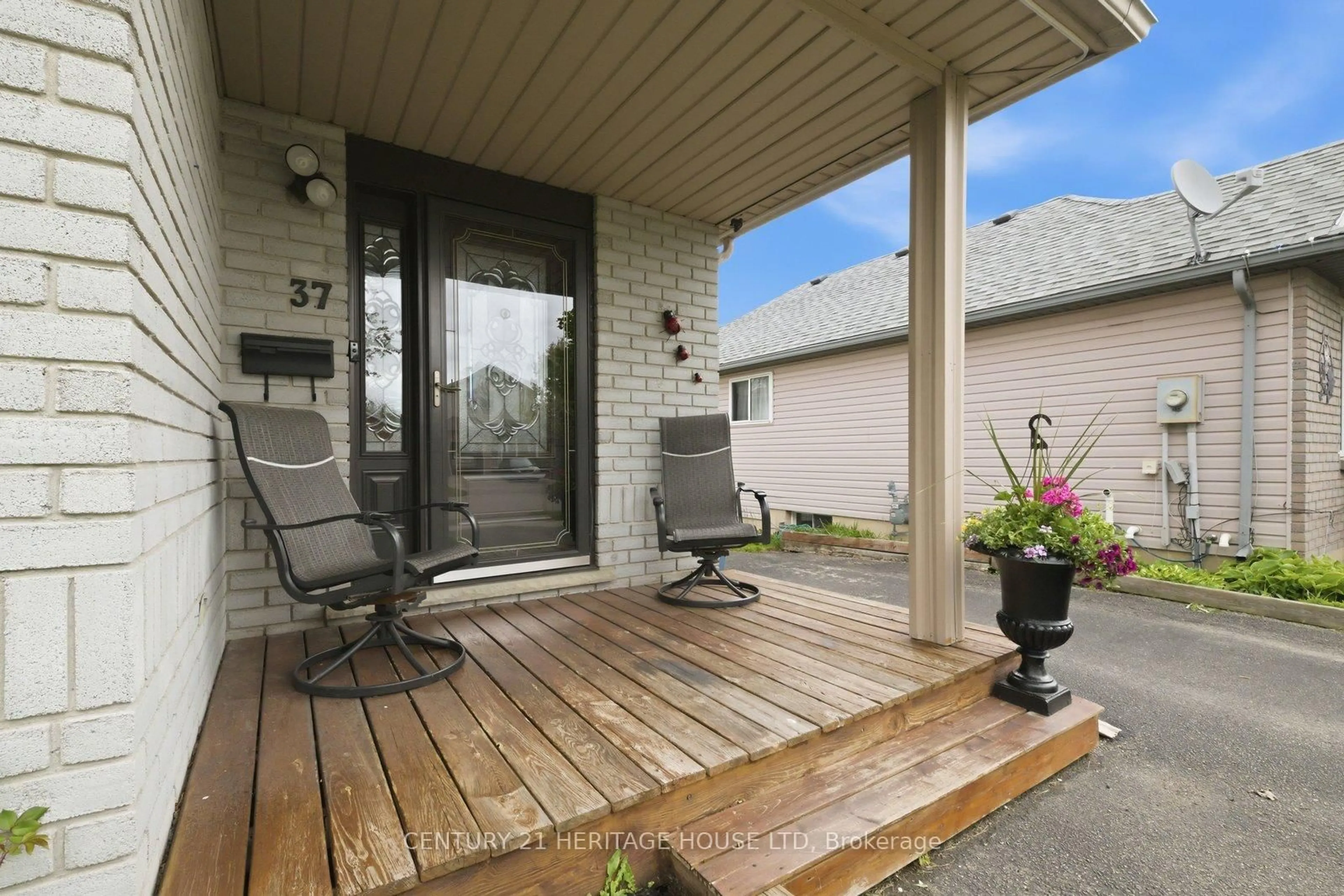 Patio, street for 37 Anastasia Cres, Brantford Ontario N3P 2A9