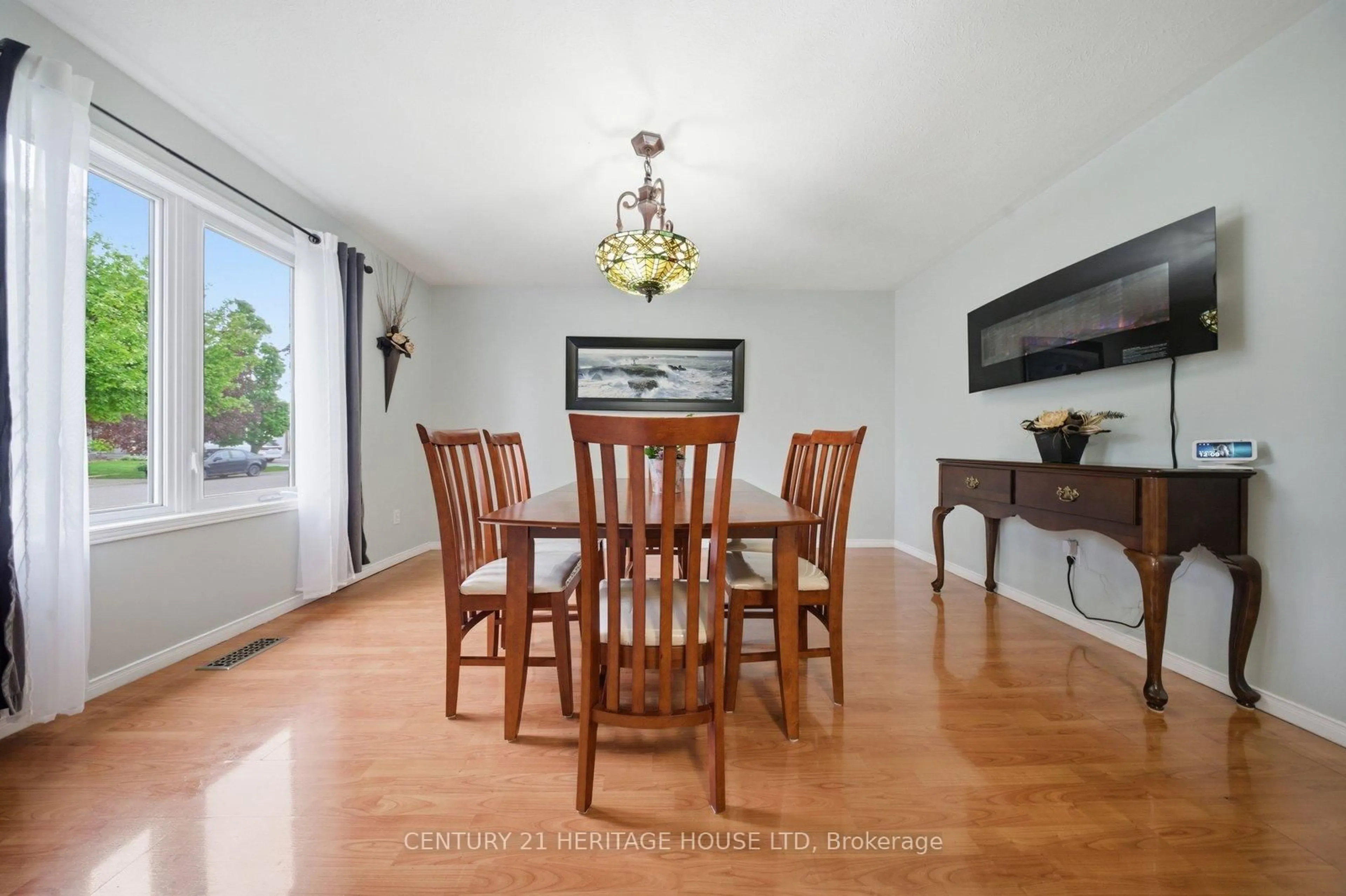 Dining room, wood/laminate floor for 37 Anastasia Cres, Brantford Ontario N3P 2A9
