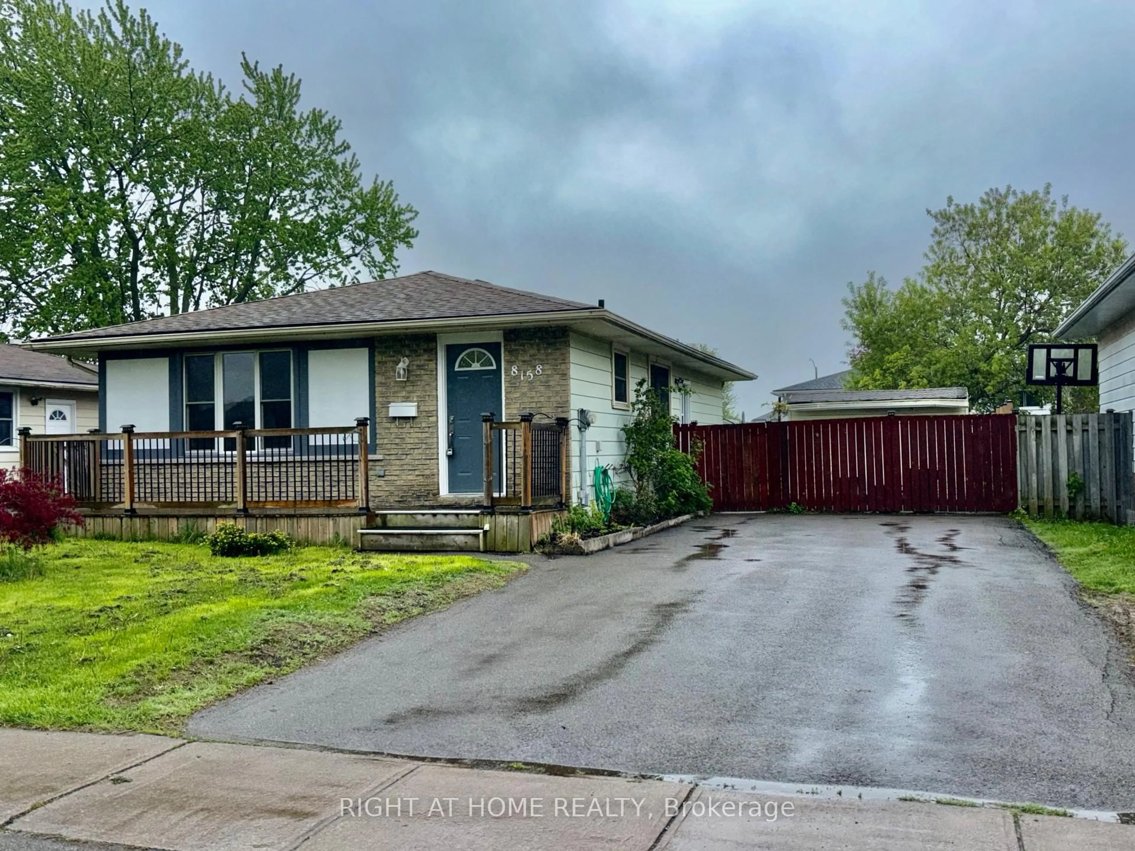 A pic from outside/outdoor area/front of a property/back of a property/a pic from drone, street for 8158 PADDOCK TRAIL Dr, Niagara Falls Ontario L2H 1X3