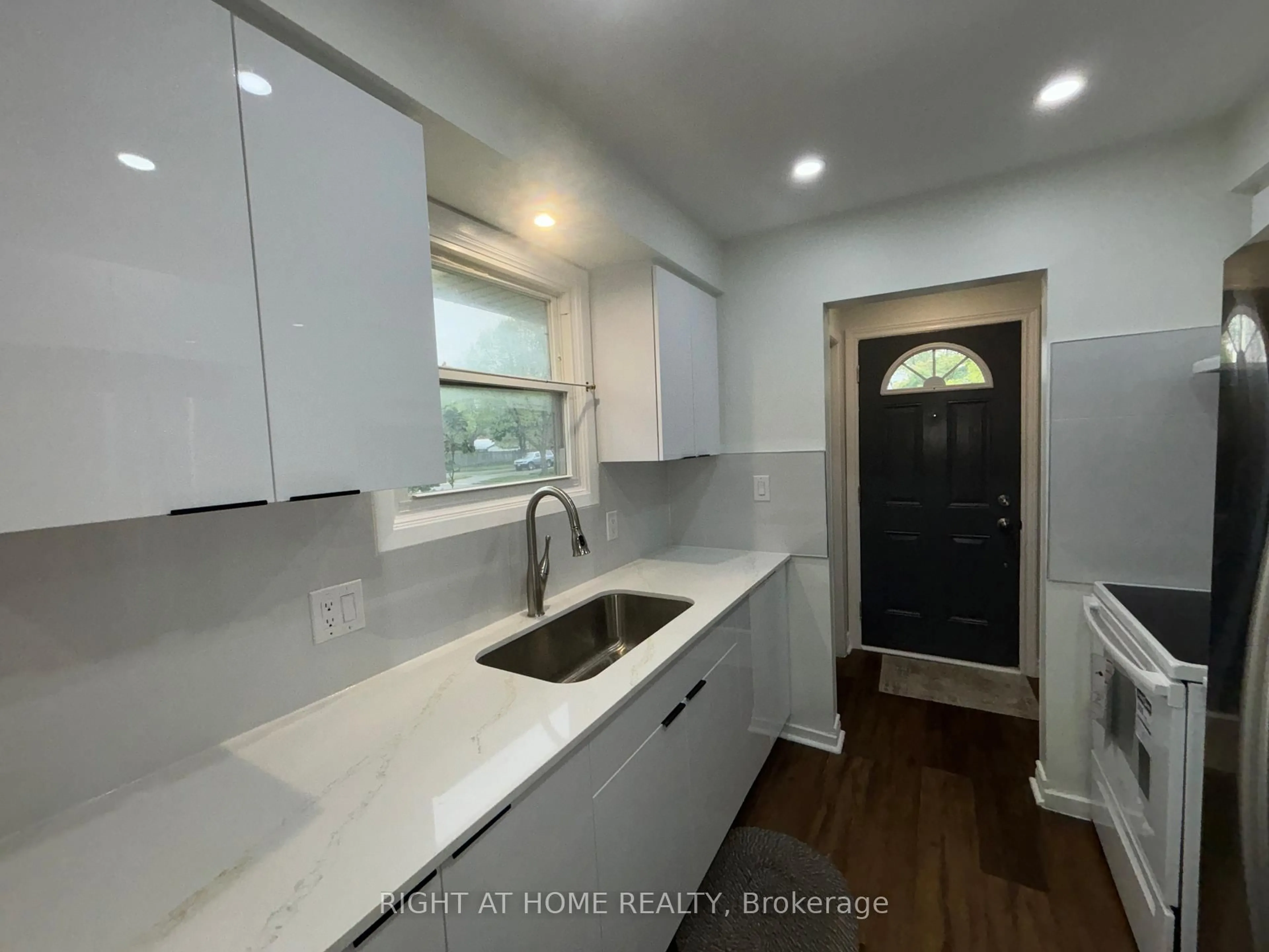 Unknown for 8158 PADDOCK TRAIL Dr, Niagara Falls Ontario L2H 1X3