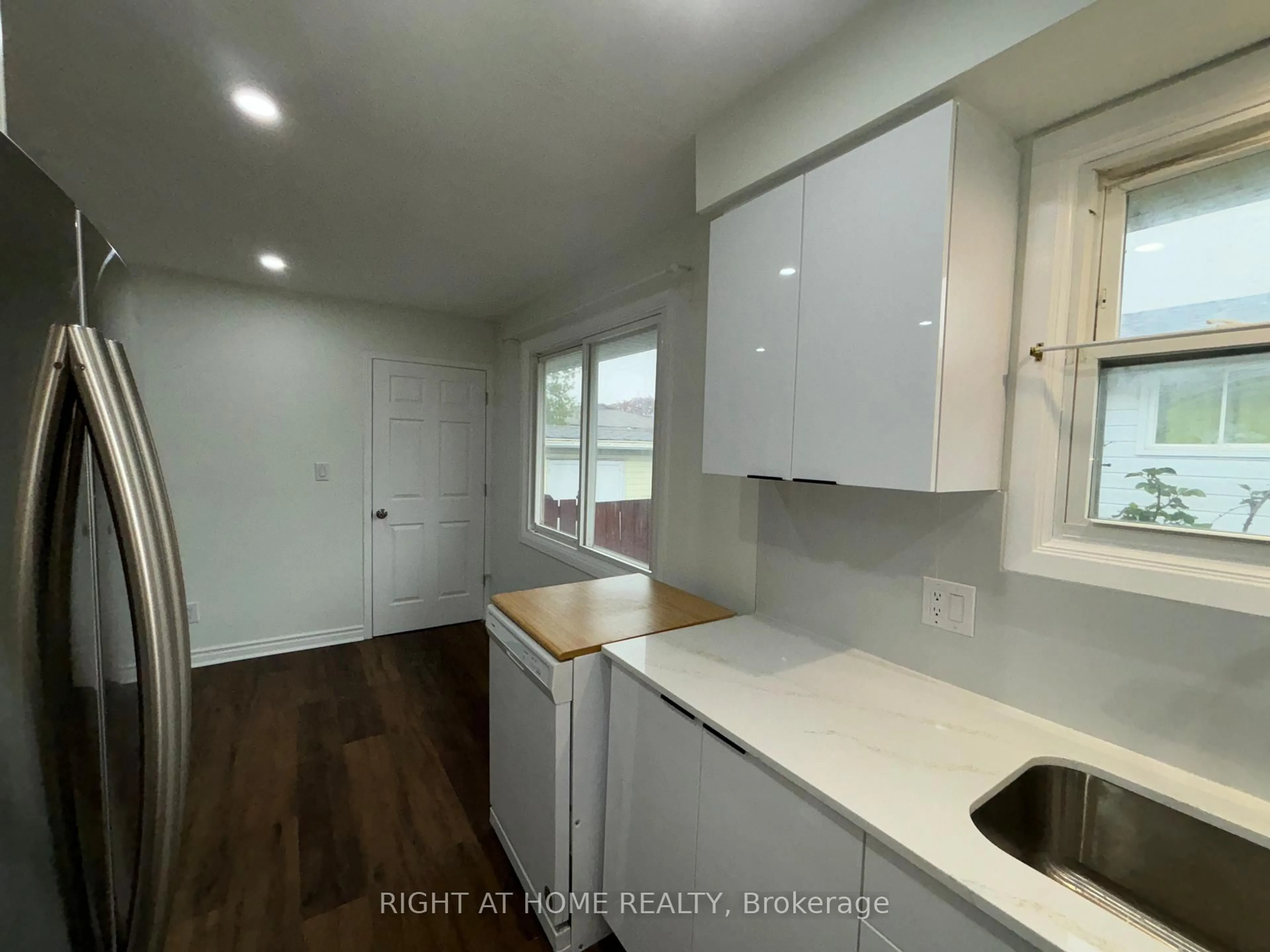 Unknown for 8158 PADDOCK TRAIL Dr, Niagara Falls Ontario L2H 1X3