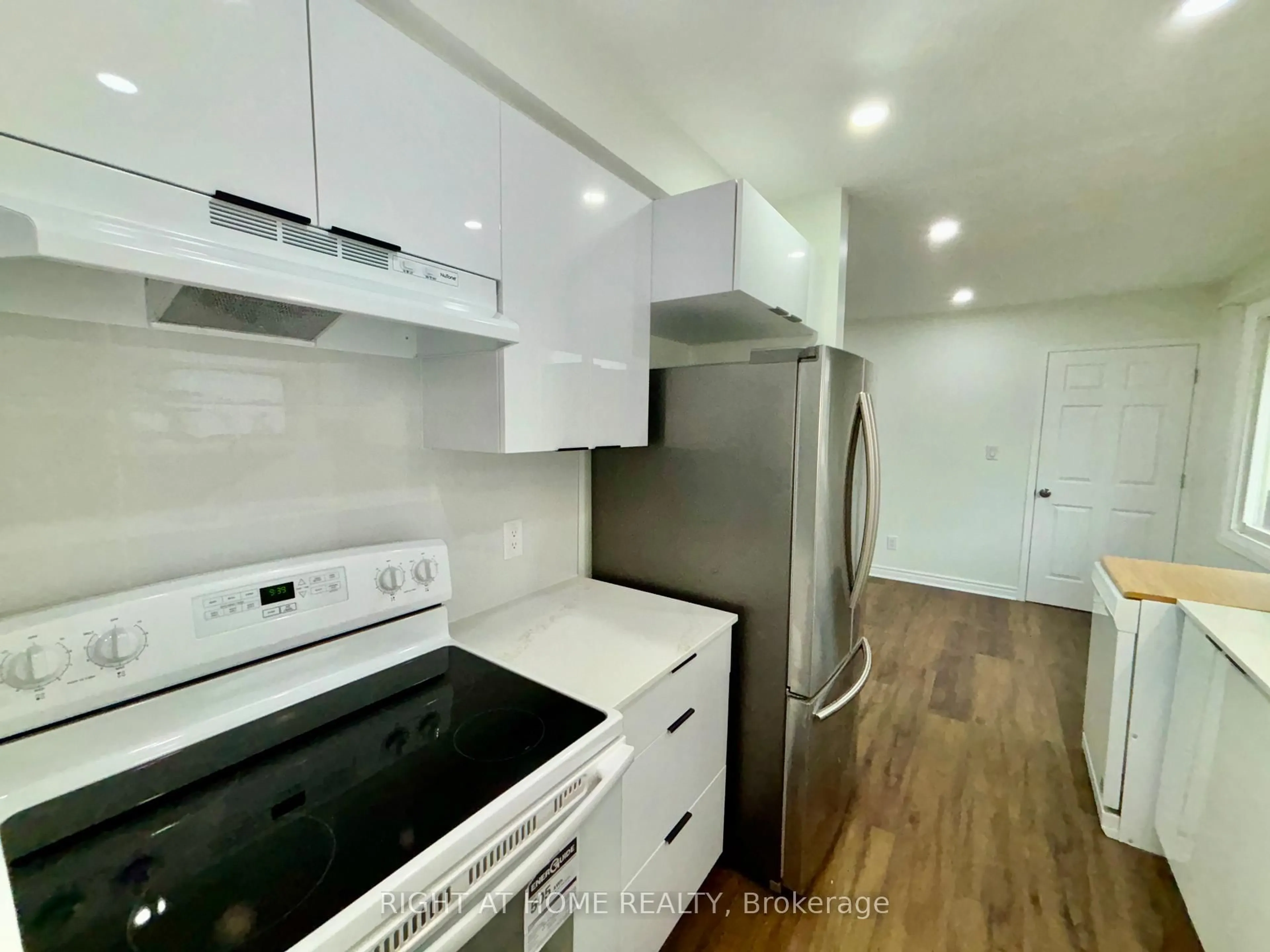 Standard kitchen, unknown for 8158 PADDOCK TRAIL Dr, Niagara Falls Ontario L2H 1X3