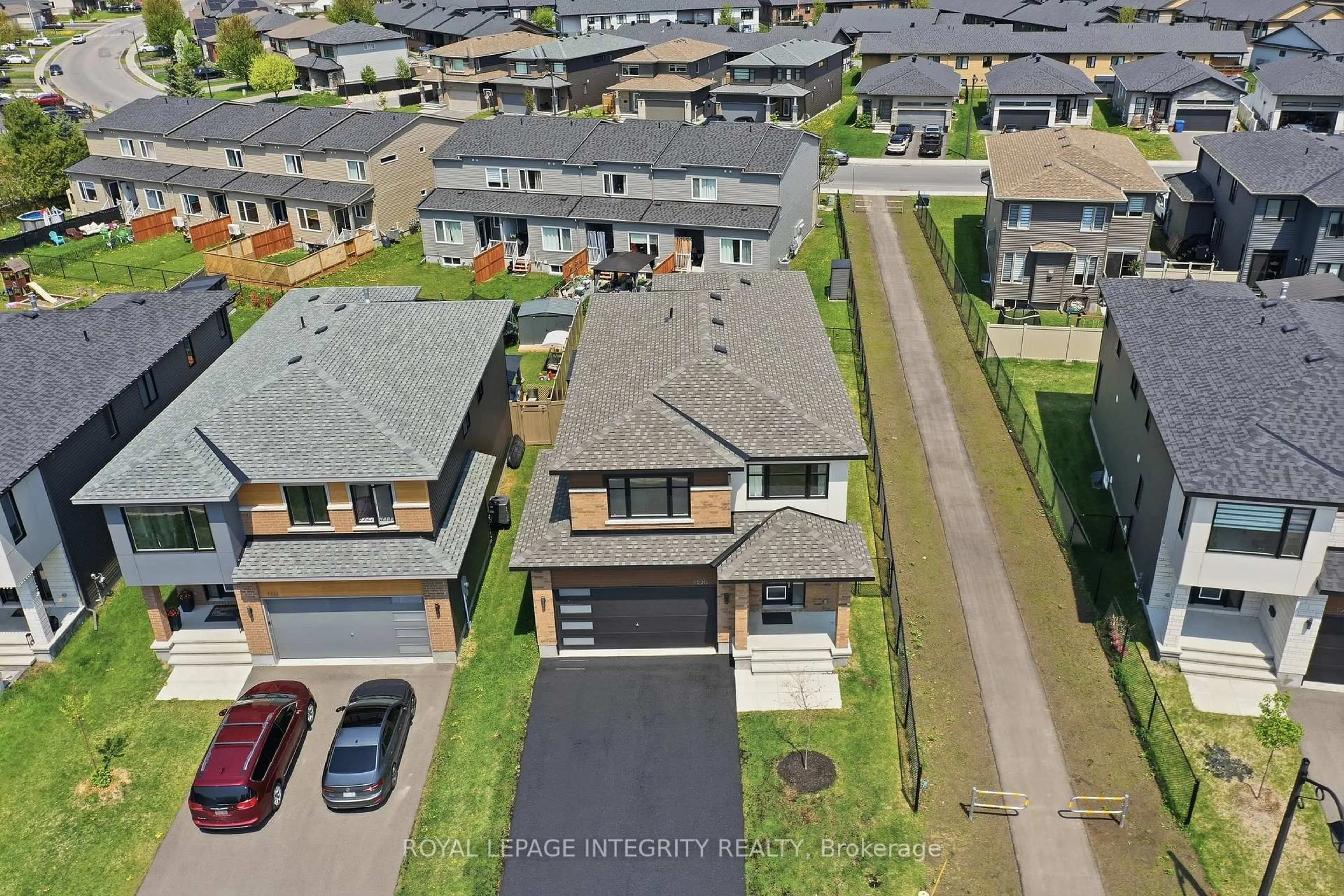 A pic from outside/outdoor area/front of a property/back of a property/a pic from drone, street for 1220 Diamond St, Clarence-Rockland Ontario K4K 0M1