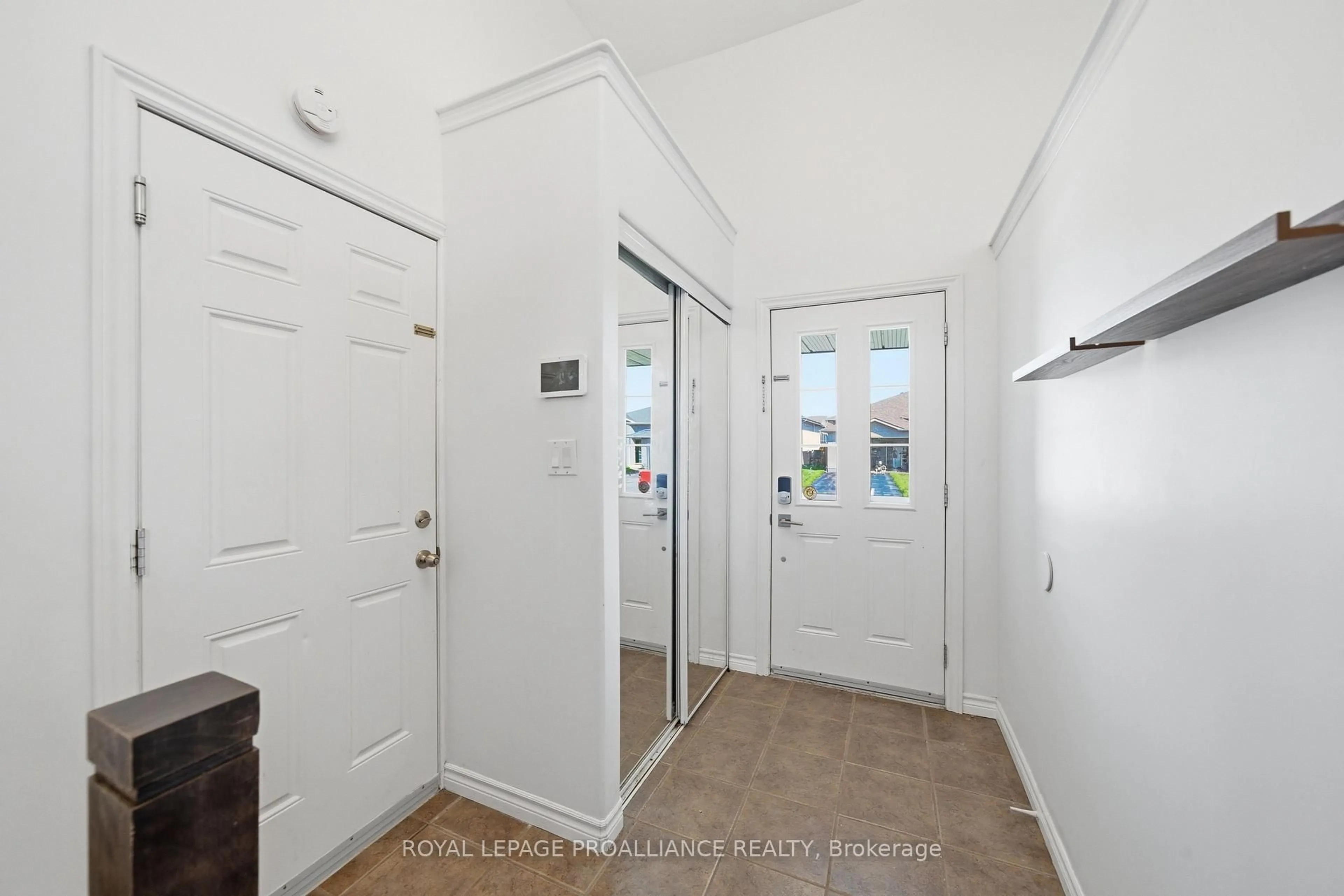 Indoor entryway for 12 Ridgeview Lane, Trenton Ontario K8V 5P8
