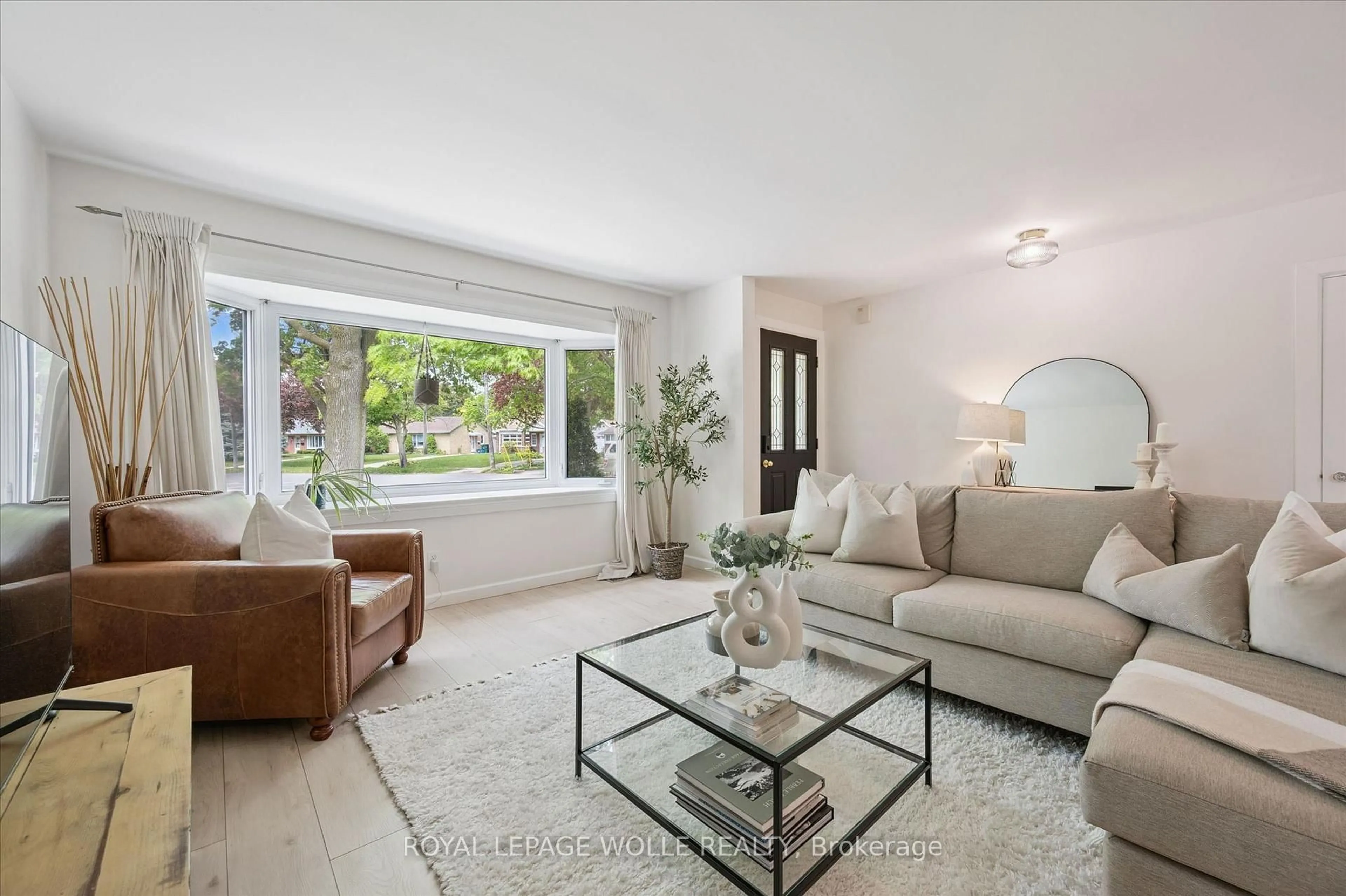 Living room with furniture, unknown for 98 Chelsea Rd, Kitchener Ontario N2B 1H9