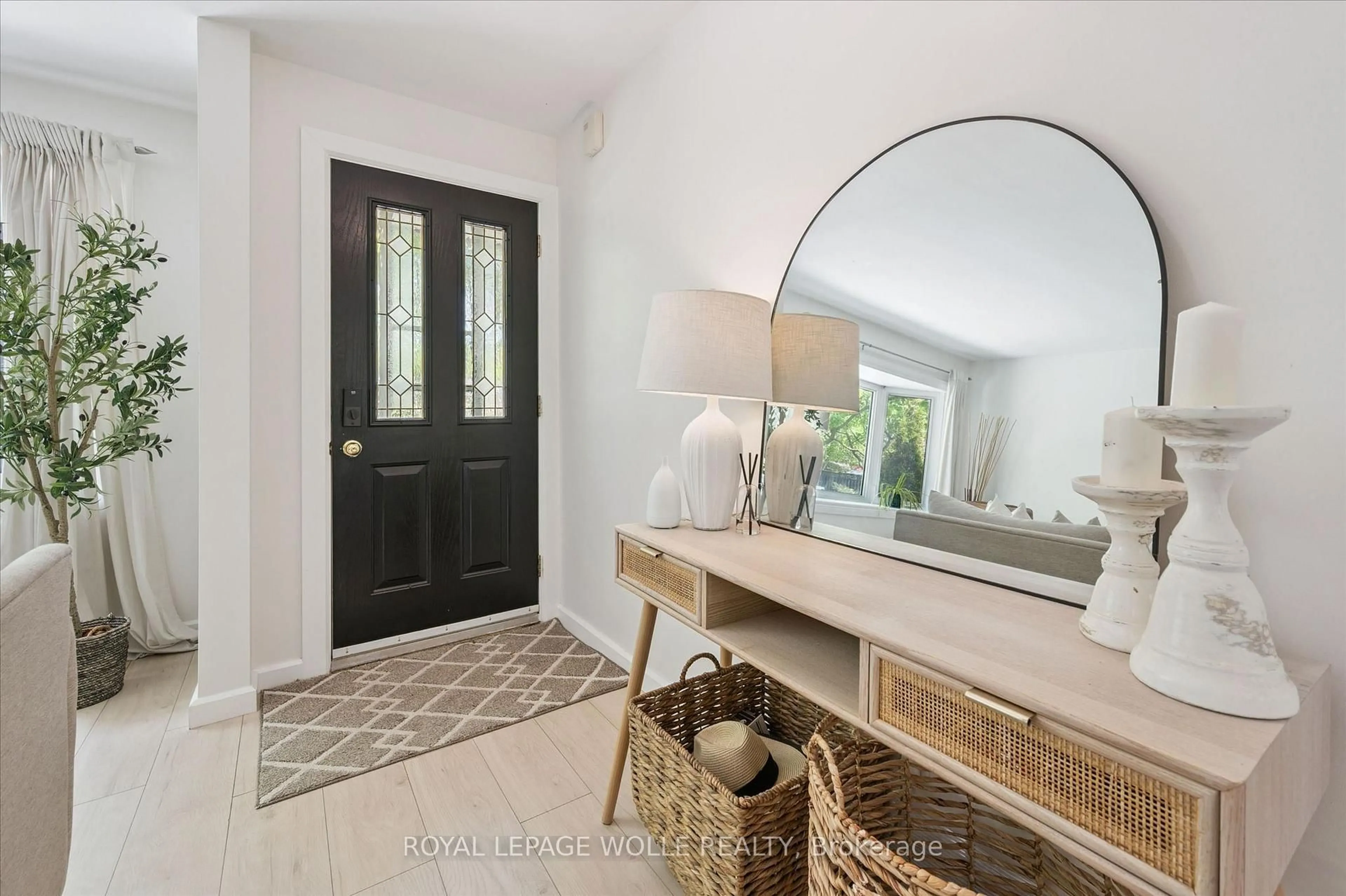 Indoor entryway for 98 Chelsea Rd, Kitchener Ontario N2B 1H9