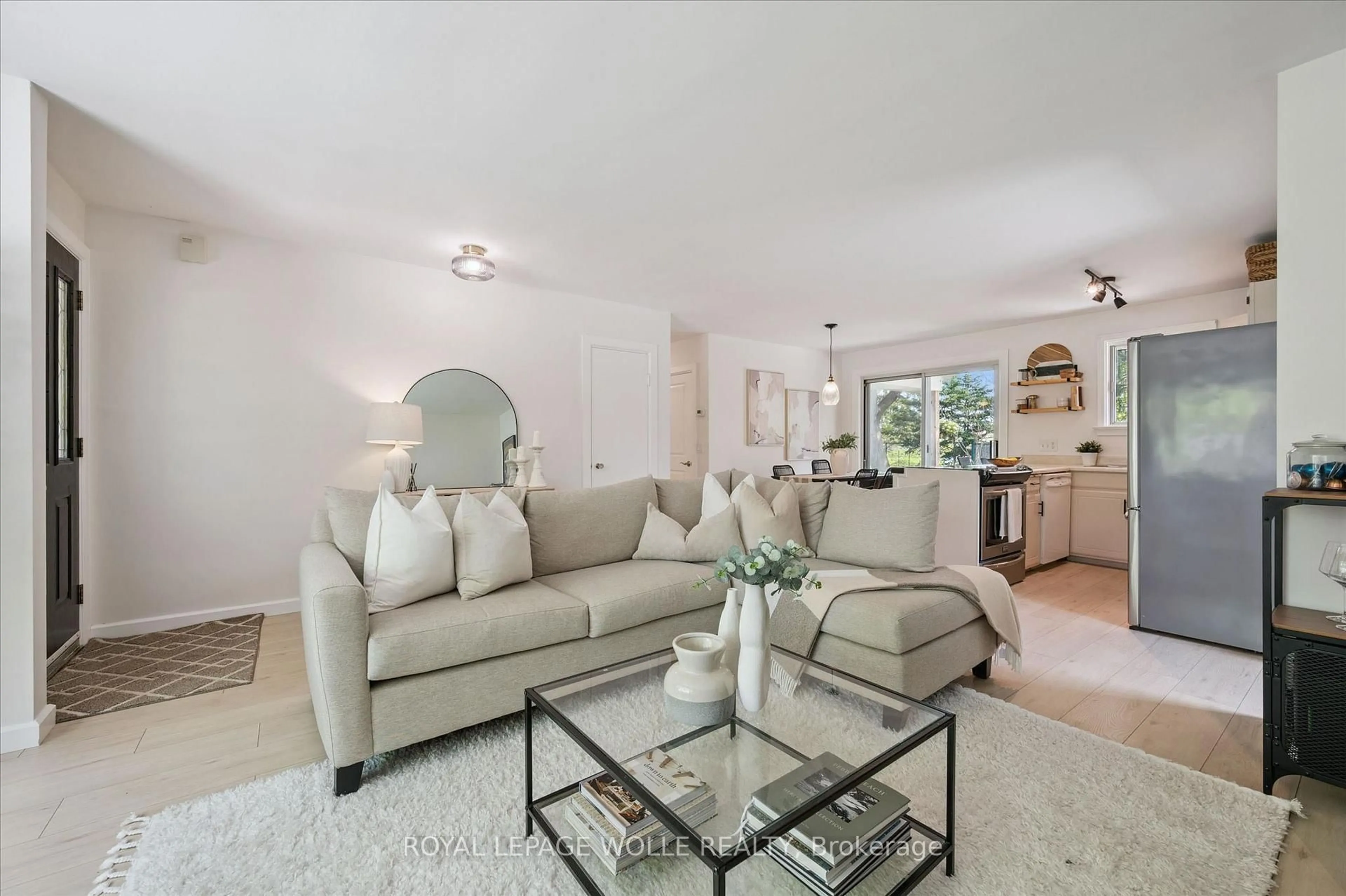 Living room with furniture, unknown for 98 Chelsea Rd, Kitchener Ontario N2B 1H9
