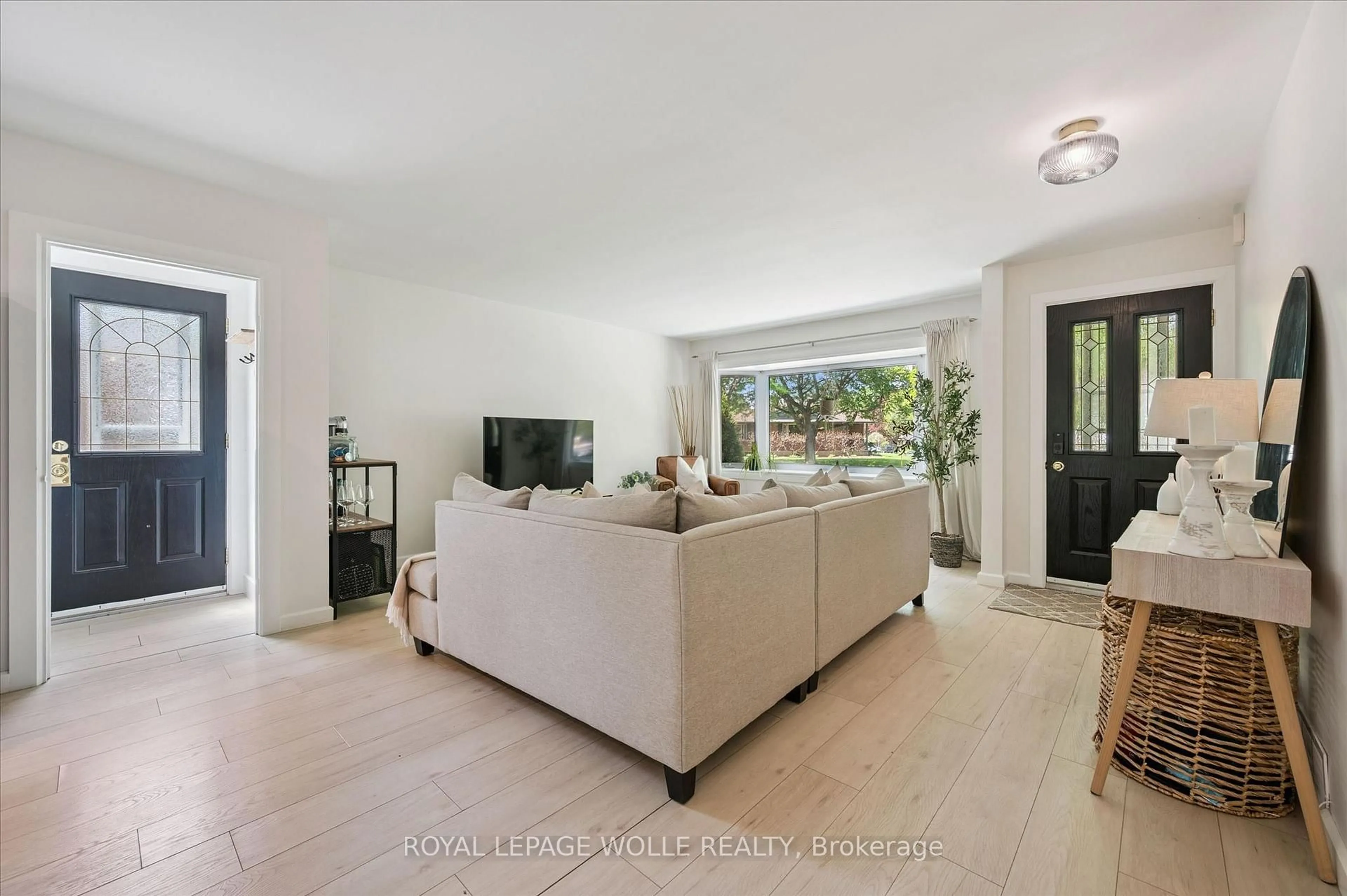 Living room with furniture, unknown for 98 Chelsea Rd, Kitchener Ontario N2B 1H9