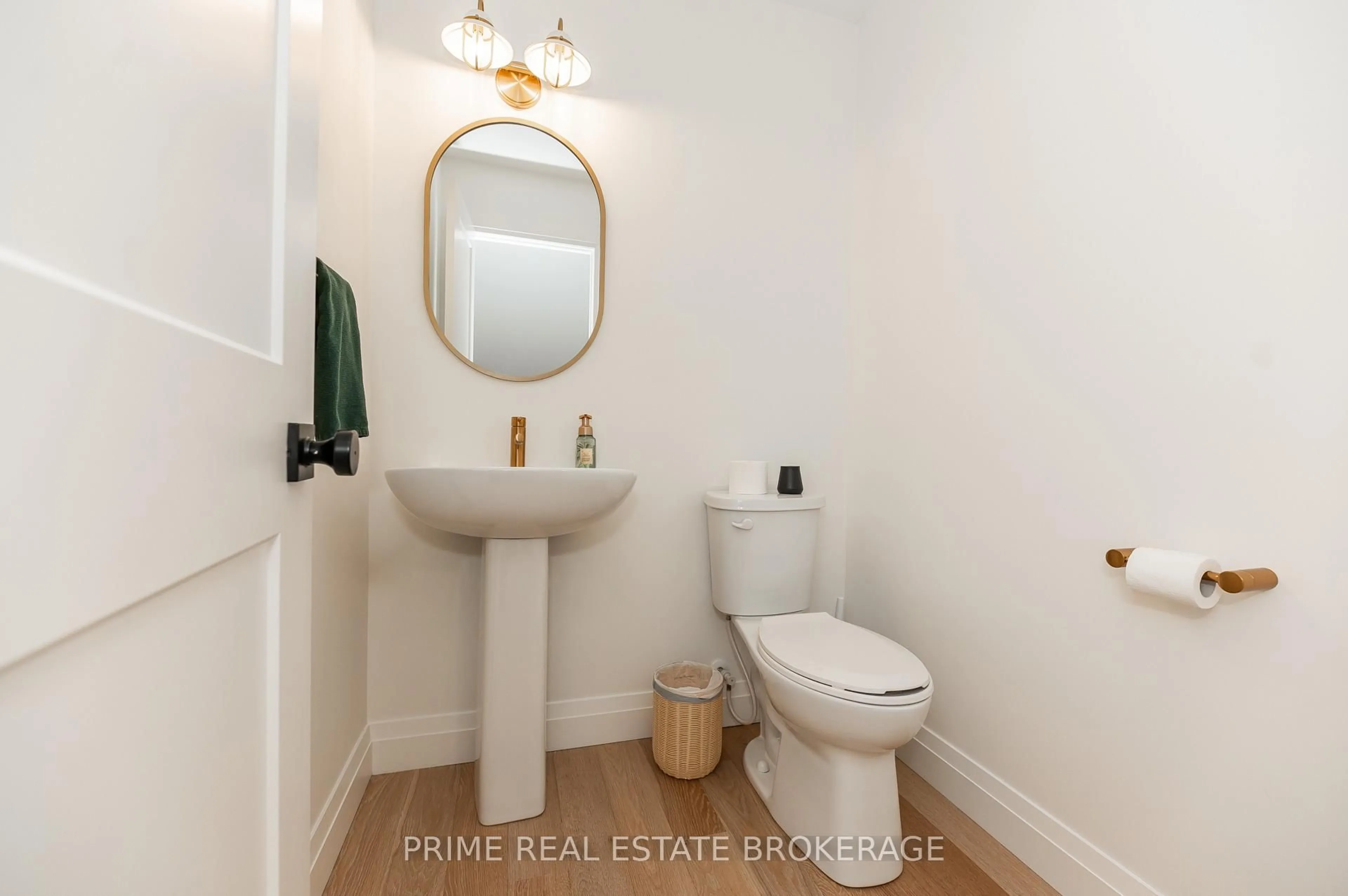 Standard bathroom, ceramic/tile floor for 51 Compass Tr, Central Elgin Ontario L5G 4T8