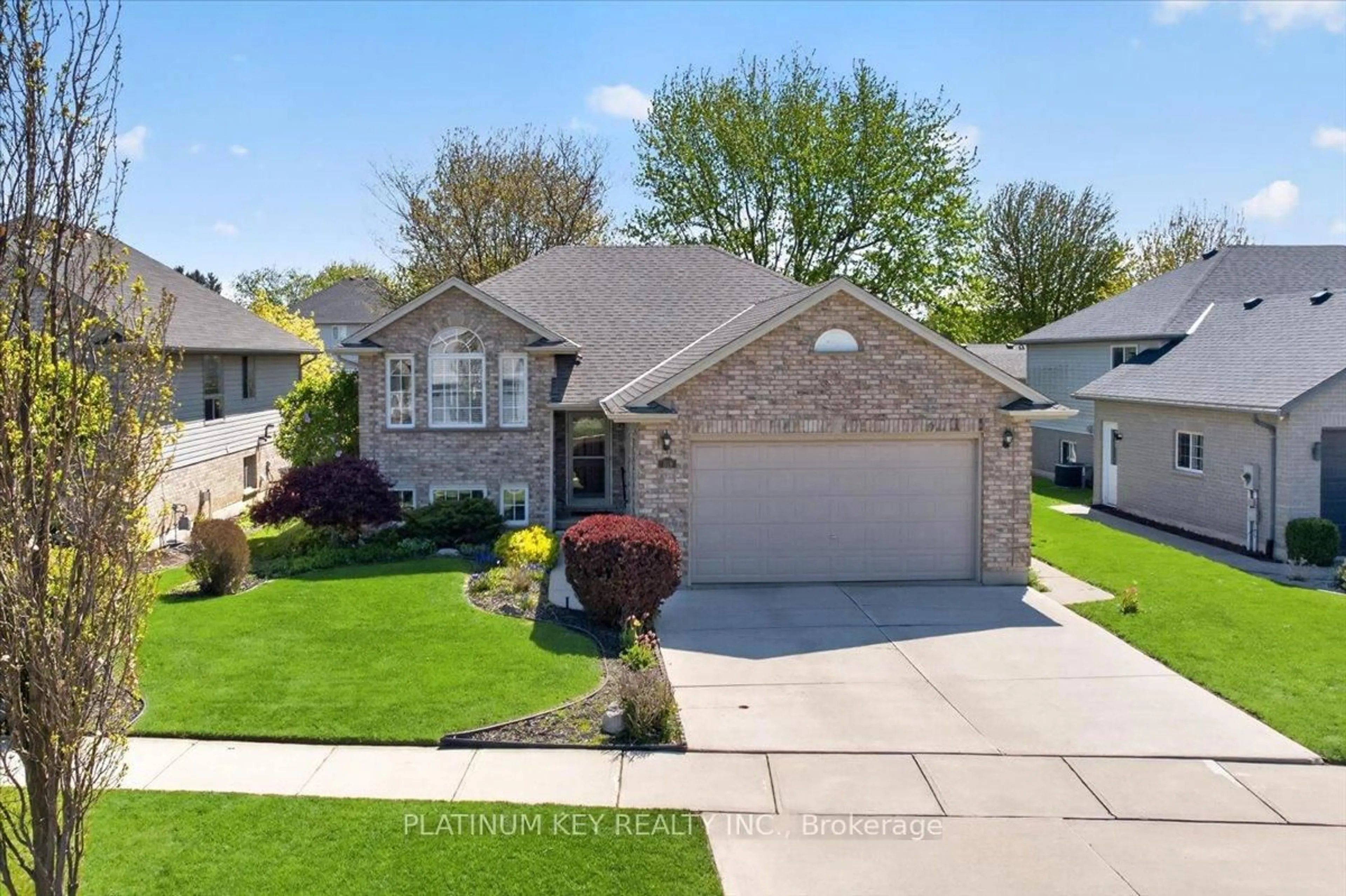 A pic from outside/outdoor area/front of a property/back of a property/a pic from drone, street for 519 Darcy Dr, Strathroy-Caradoc Ontario N7G 4L1