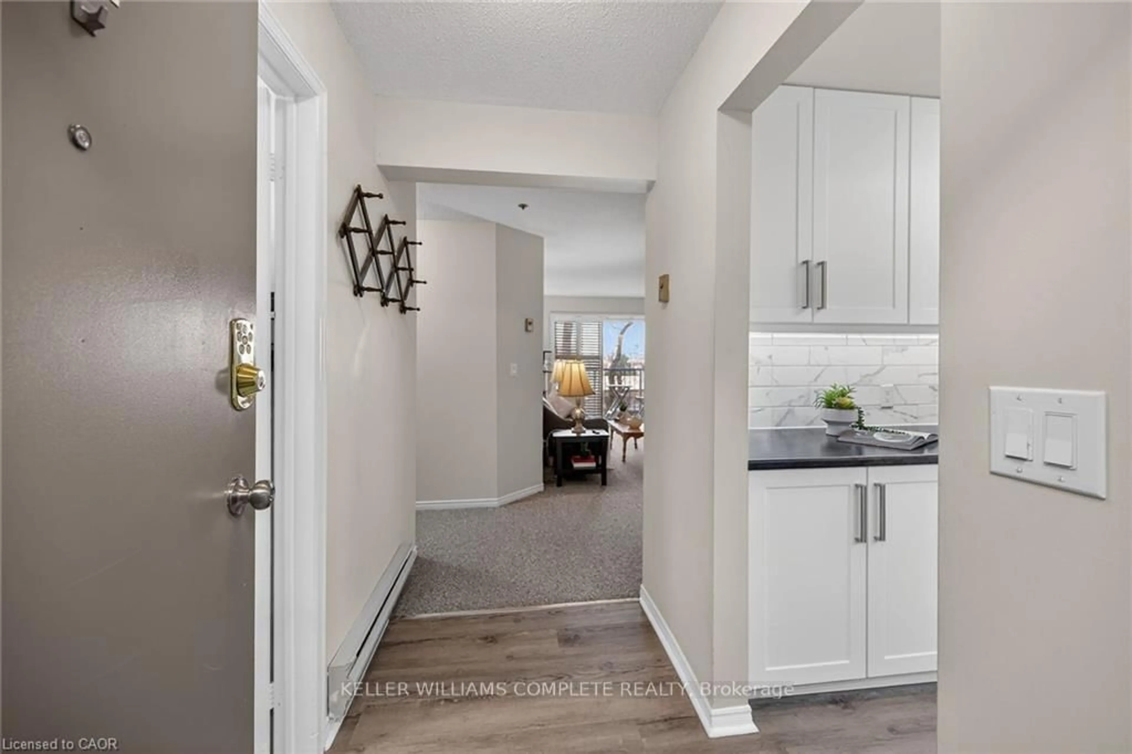 Indoor entryway for 6 NIAGARA St #208, Grimsby Ontario L3M 5A4