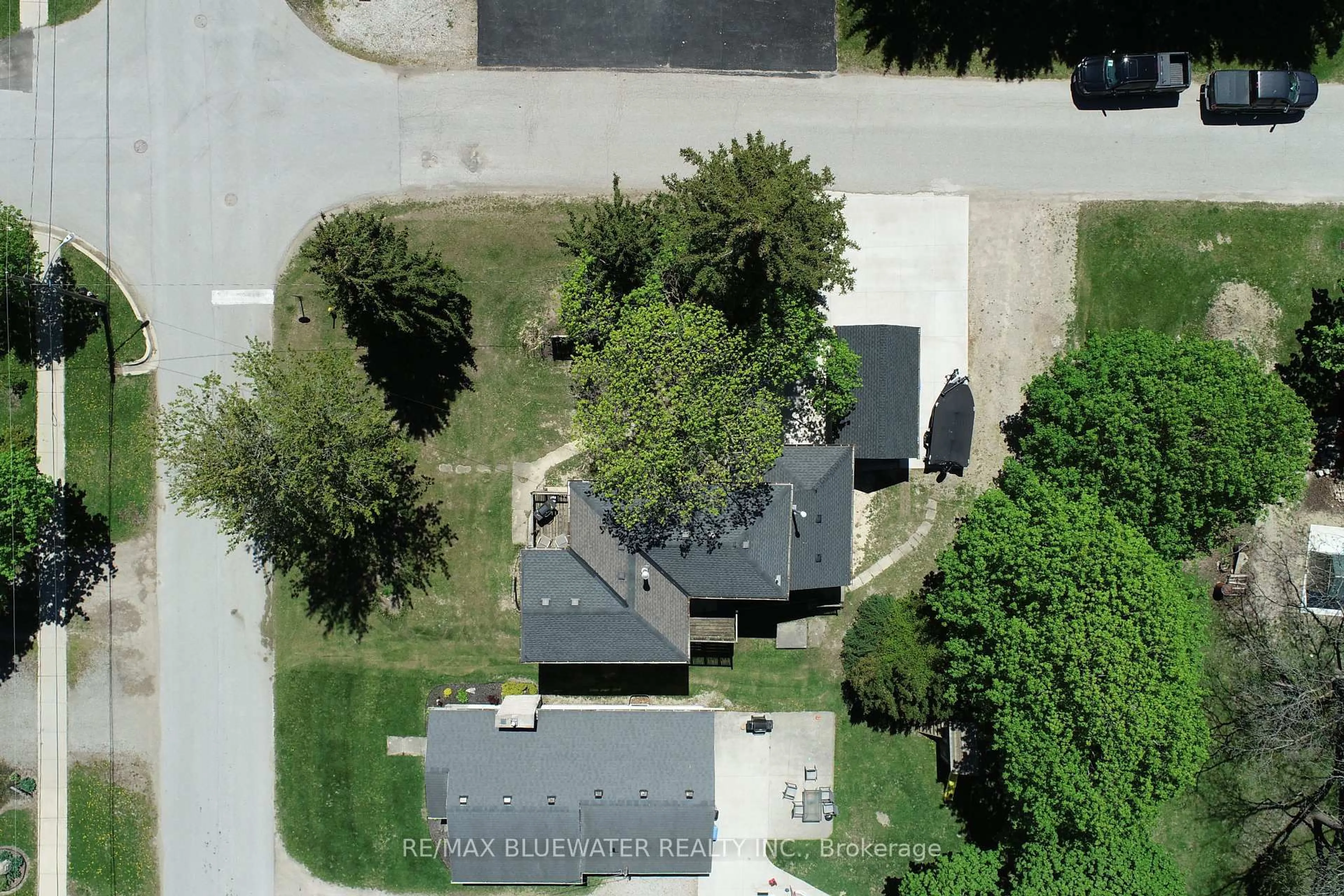 A pic from outside/outdoor area/front of a property/back of a property/a pic from drone, street for 76 Franklin St, Lambton Shores Ontario N0M 2N0