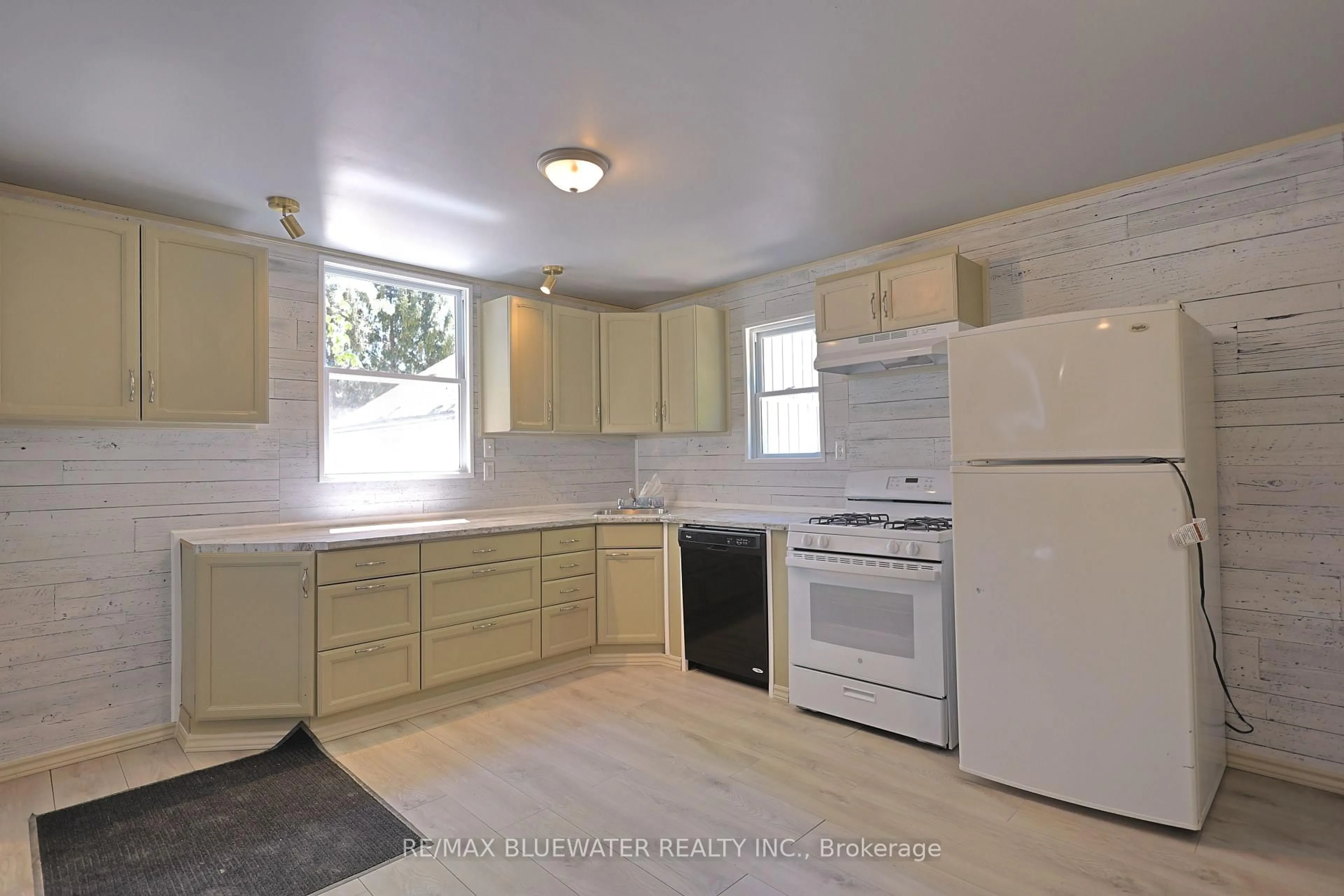 Standard kitchen, ceramic/tile floor for 76 Franklin St, Lambton Shores Ontario N0M 2N0