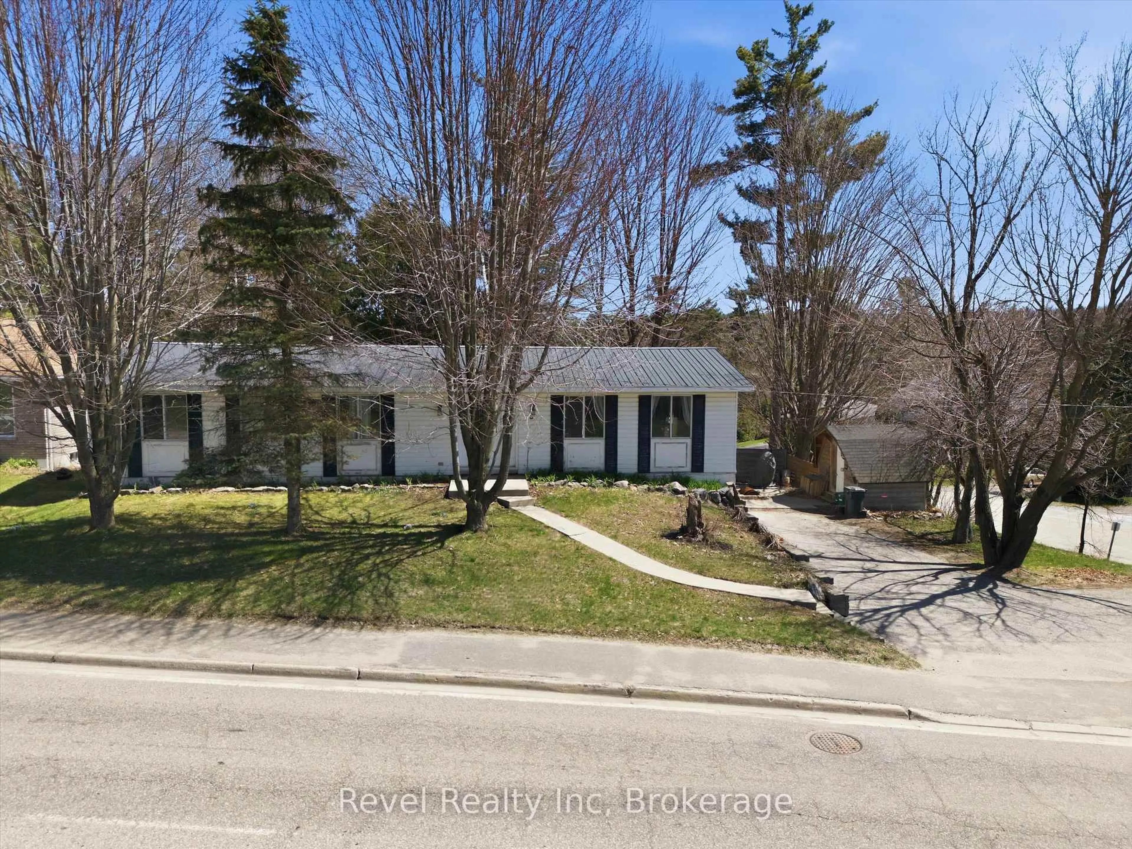 A pic from outside/outdoor area/front of a property/back of a property/a pic from drone, street for 3 Wellington St, Bracebridge Ontario P1L 1E8