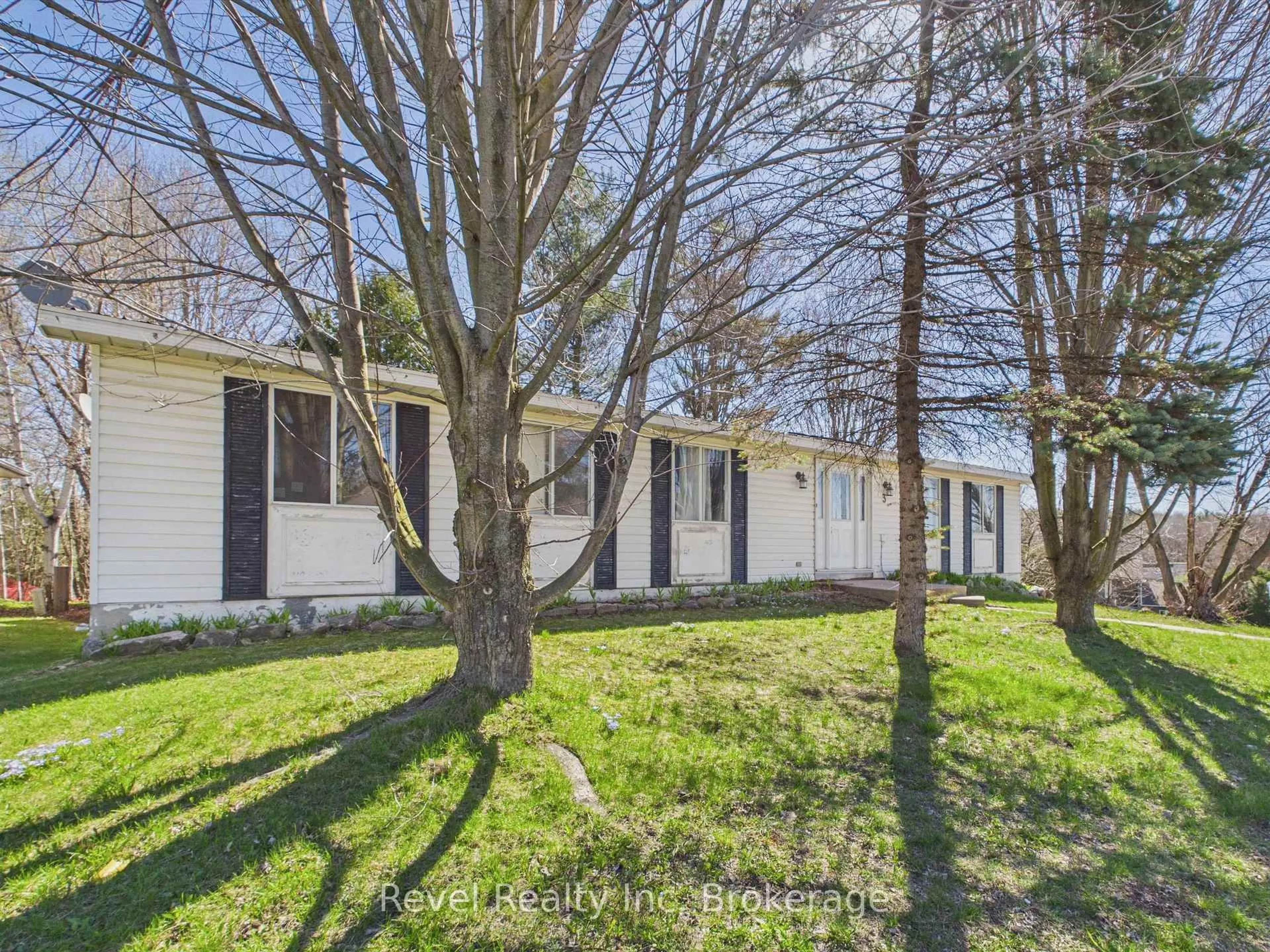 A pic from outside/outdoor area/front of a property/back of a property/a pic from drone, street for 3 Wellington St, Bracebridge Ontario P1L 1E8