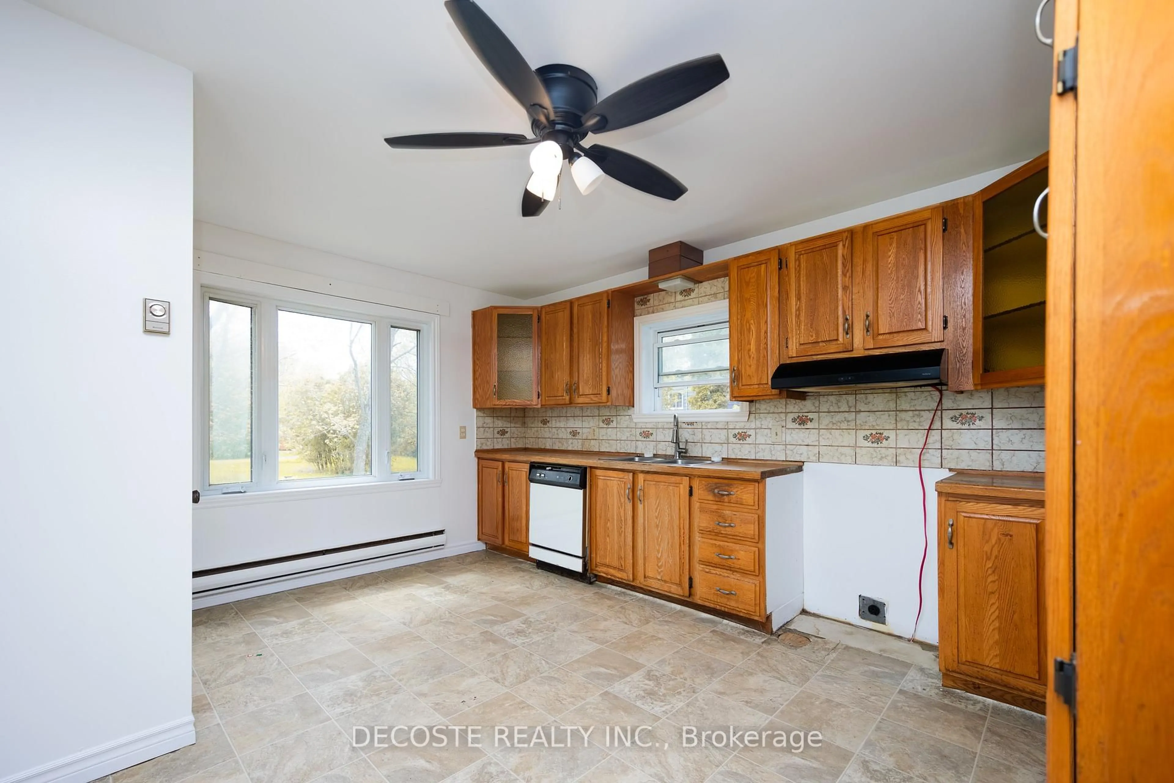 Unknown for 21985 Main St, North Glengarry Ontario K0B 1H0