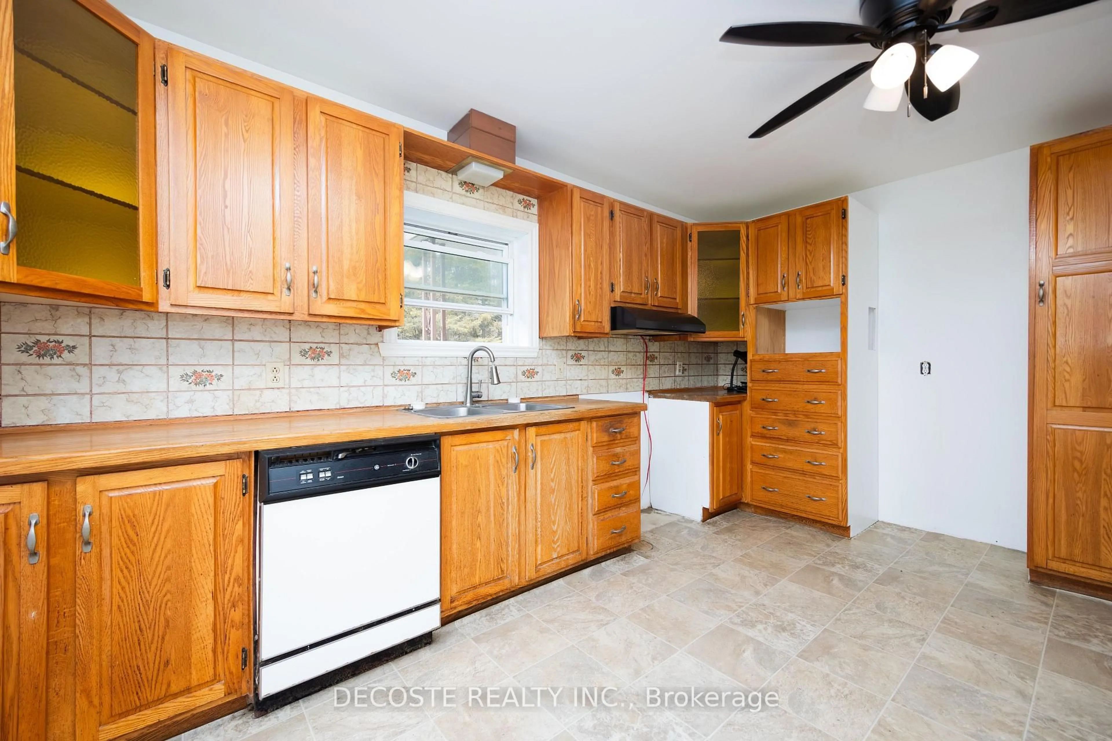 Standard kitchen, ceramic/tile floor for 21985 Main St, North Glengarry Ontario K0B 1H0