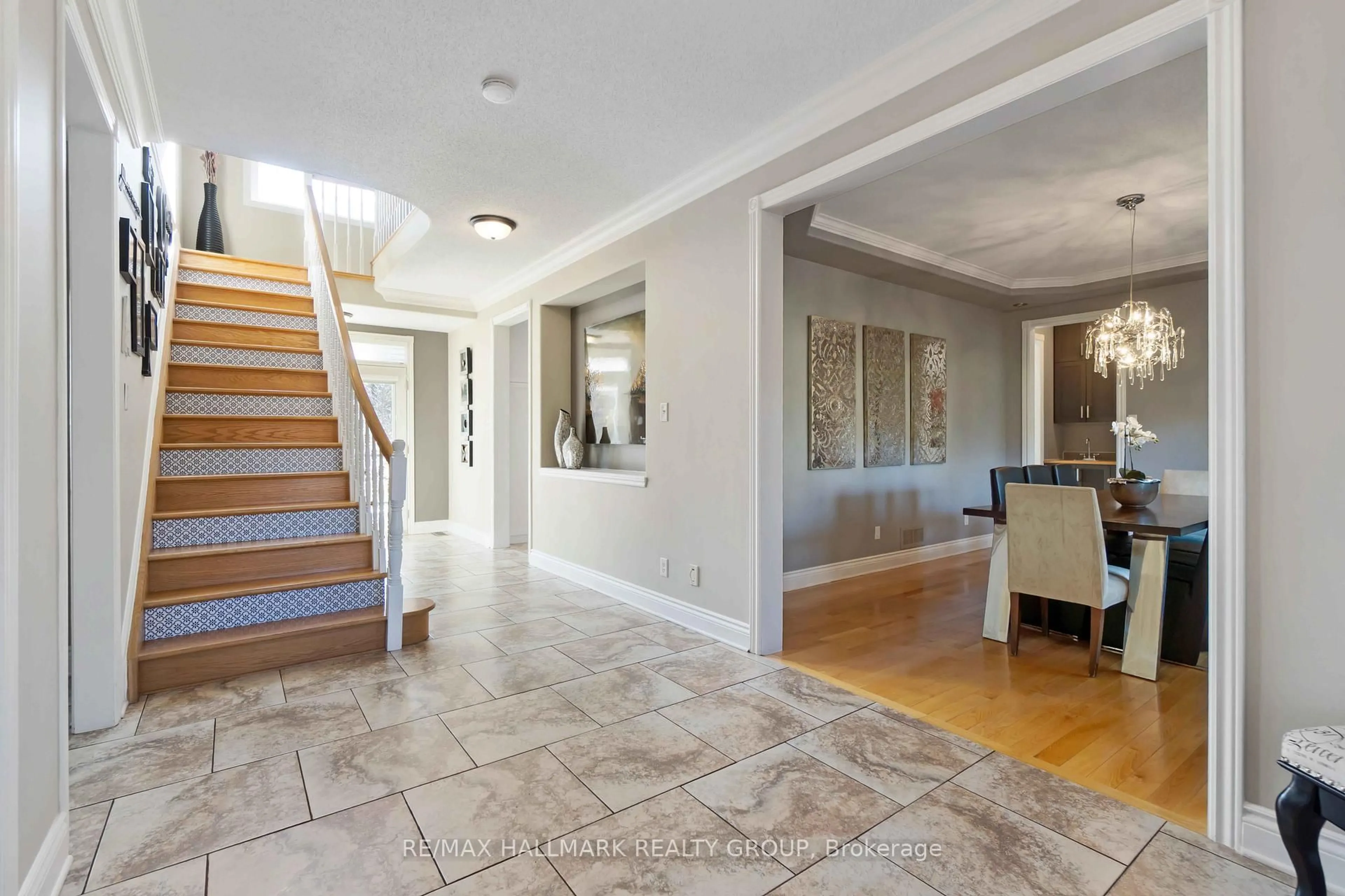 Indoor foyer for 137 Goodman Dr, Ottawa Ontario K2W 1C7