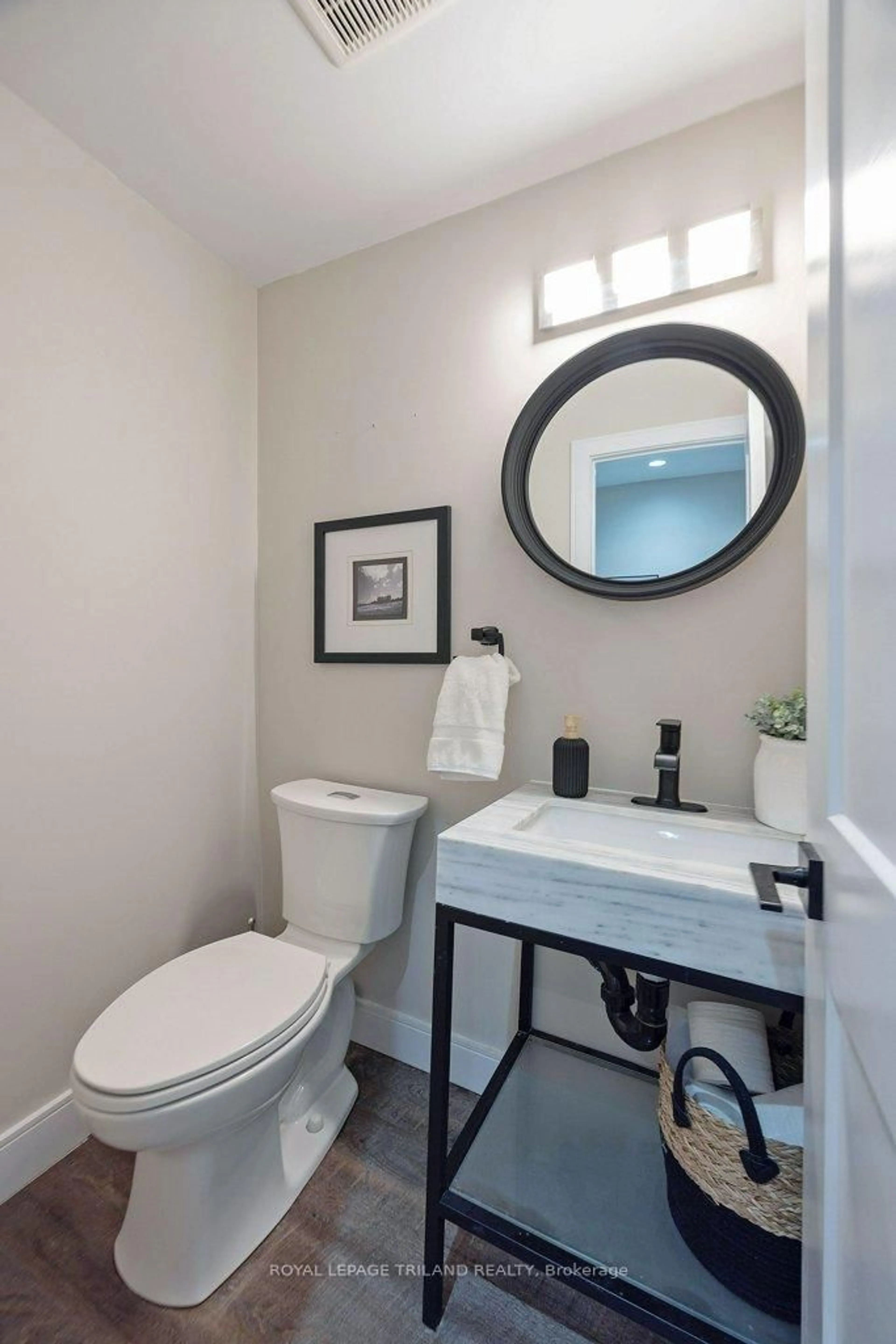 Standard bathroom, ceramic/tile floor for 88 BRISCOE St, London South Ontario N6C 1X2