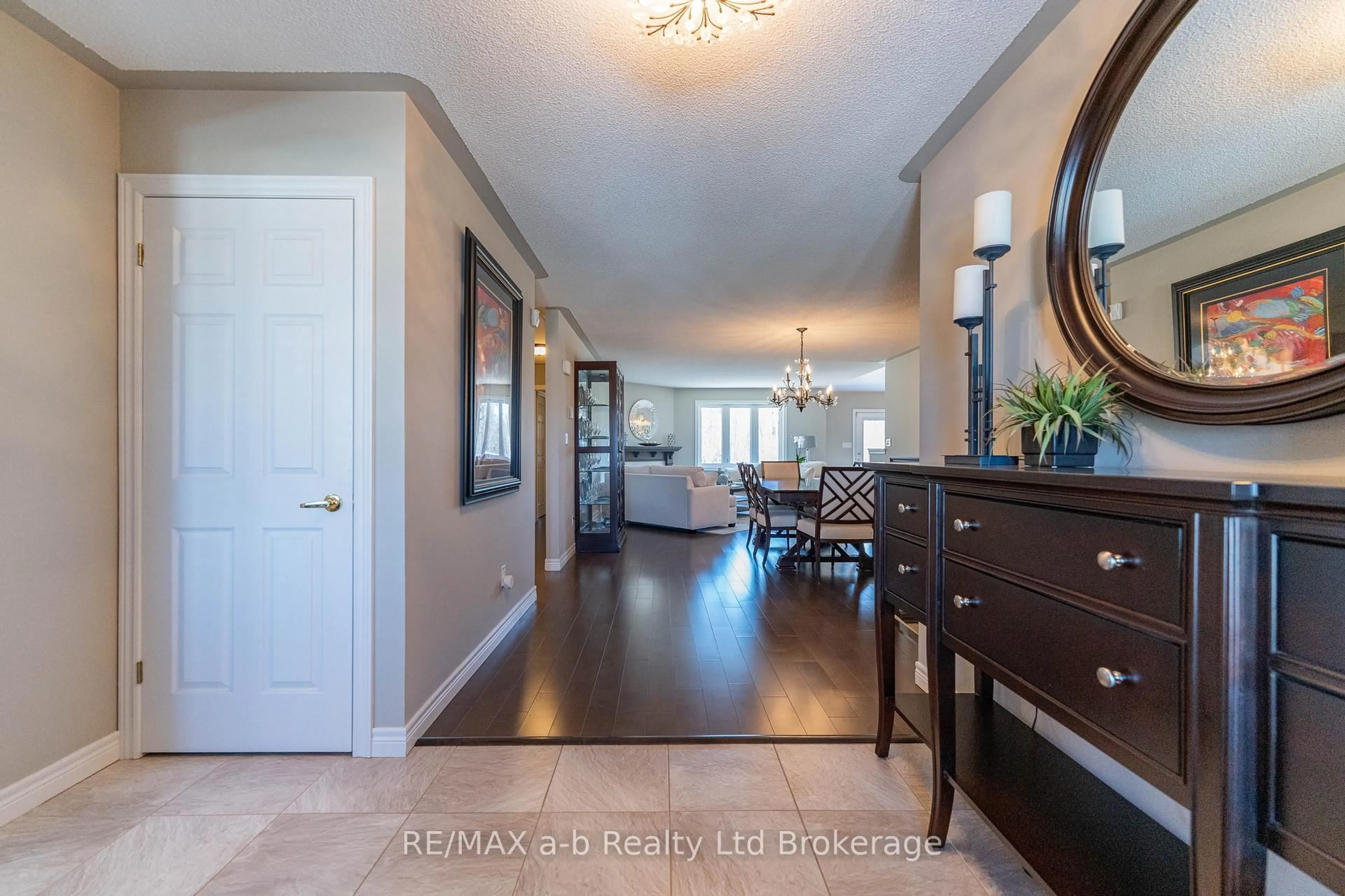 Indoor entryway for 90 WESTON Dr, Tillsonburg Ontario N4G 5W9