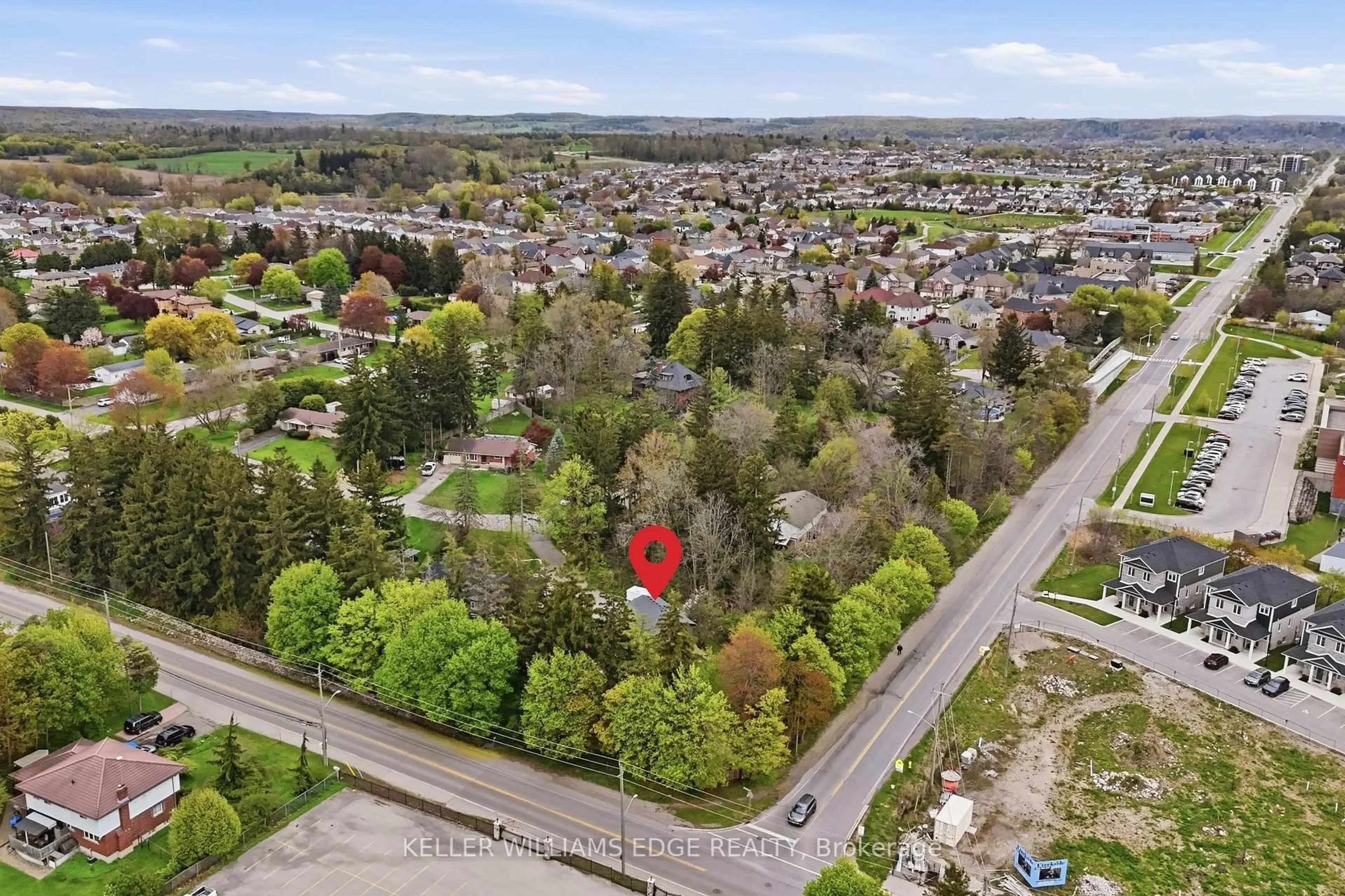 A pic from outside/outdoor area/front of a property/back of a property/a pic from drone, street for 25 Shadywood Lane, Cambridge Ontario N1R 5S2