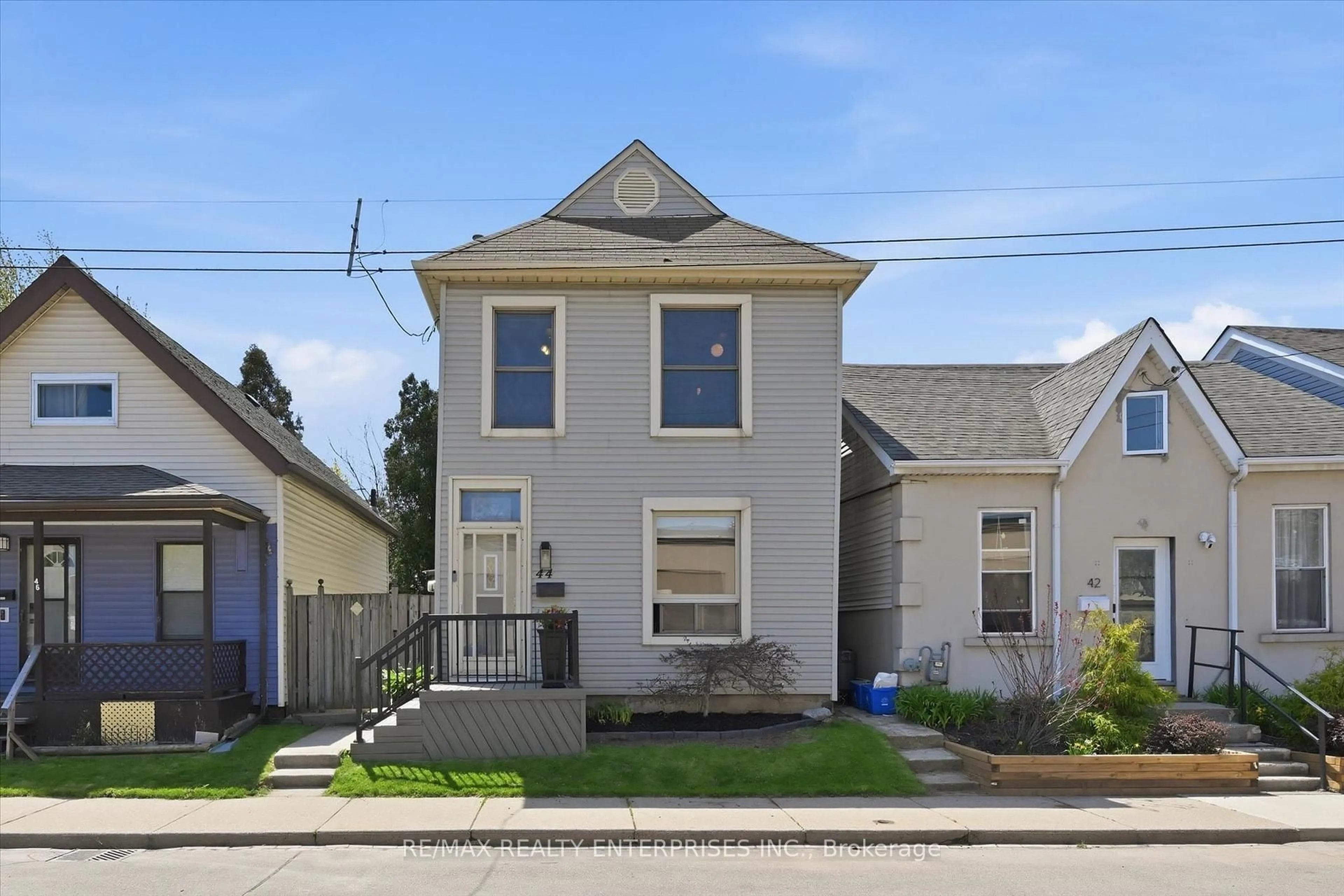 Home with vinyl exterior material, street for 44 Burton St, Hamilton Ontario L8L 3P8