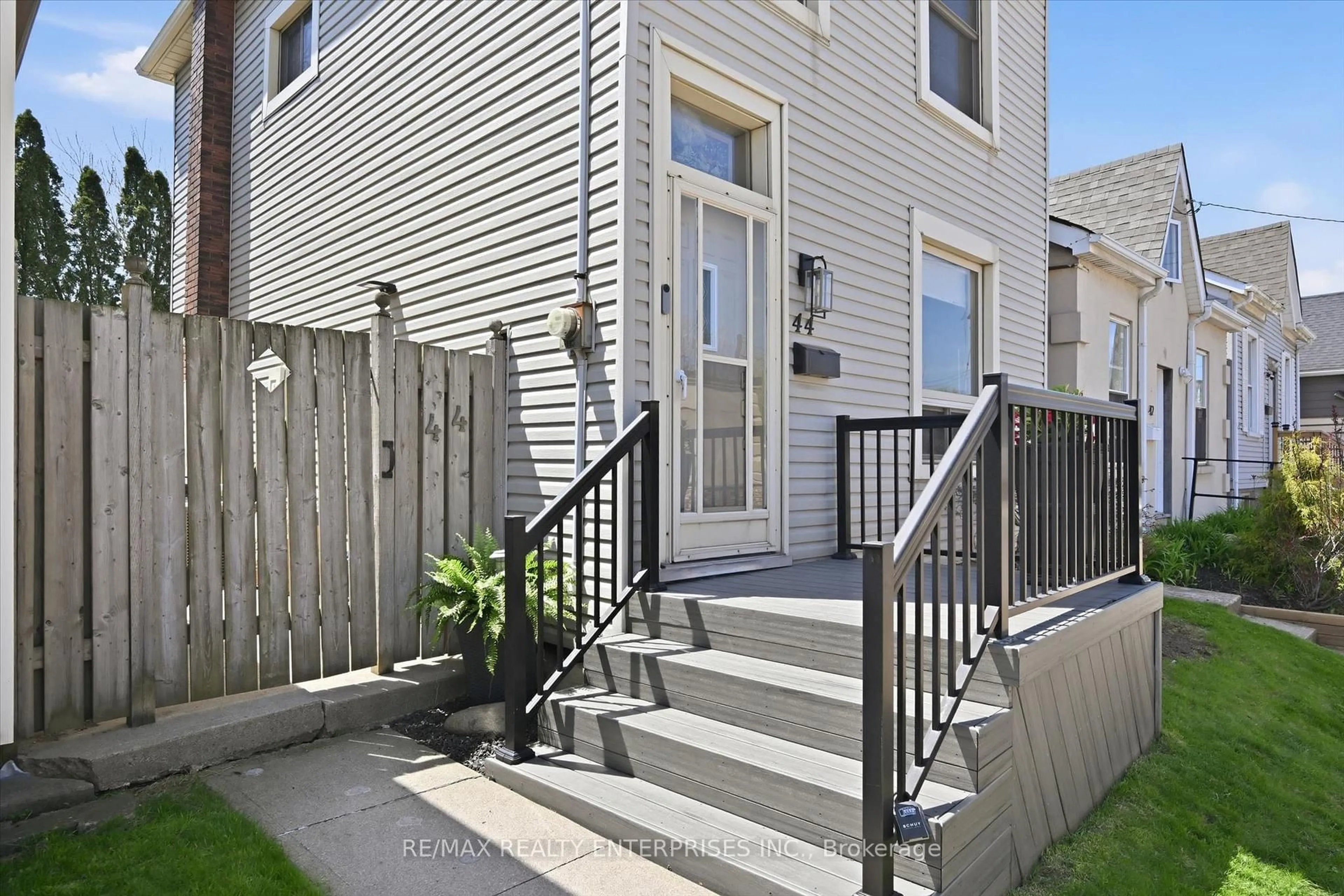 Unknown for 44 Burton St, Hamilton Ontario L8L 3P8