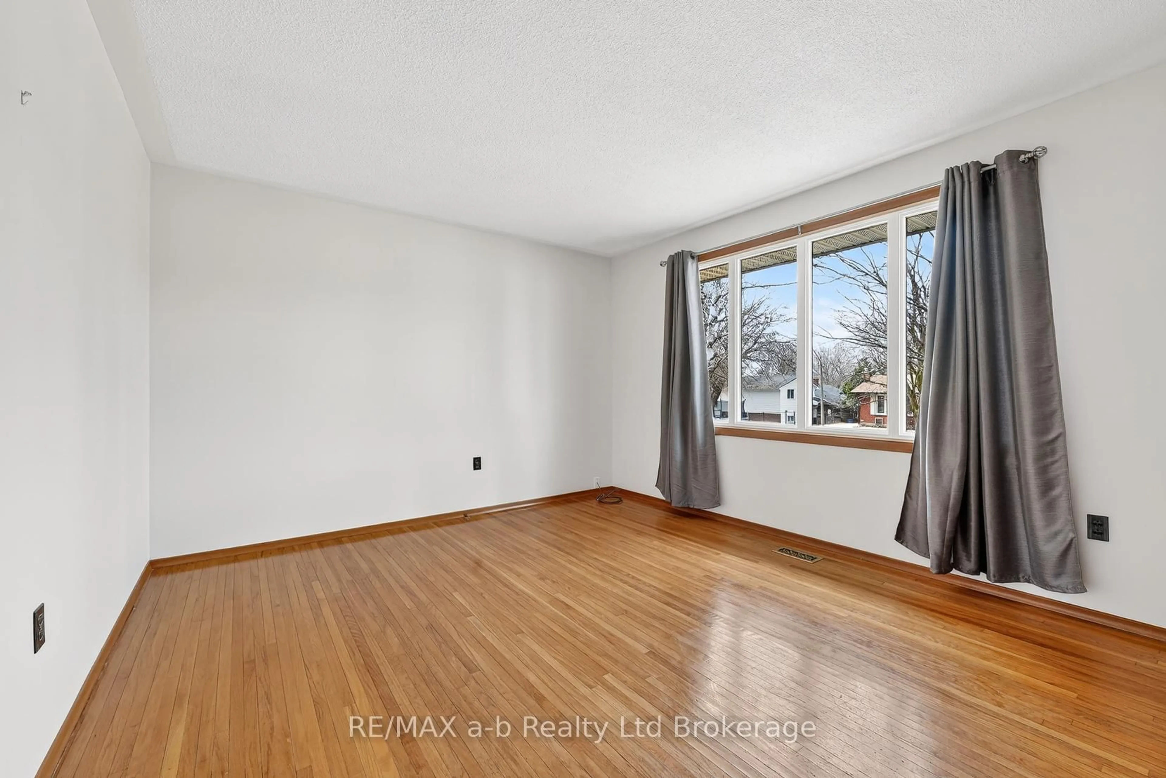 A pic of a room for 42 Princess Park Rd, Ingersoll Ontario N5C 1X8