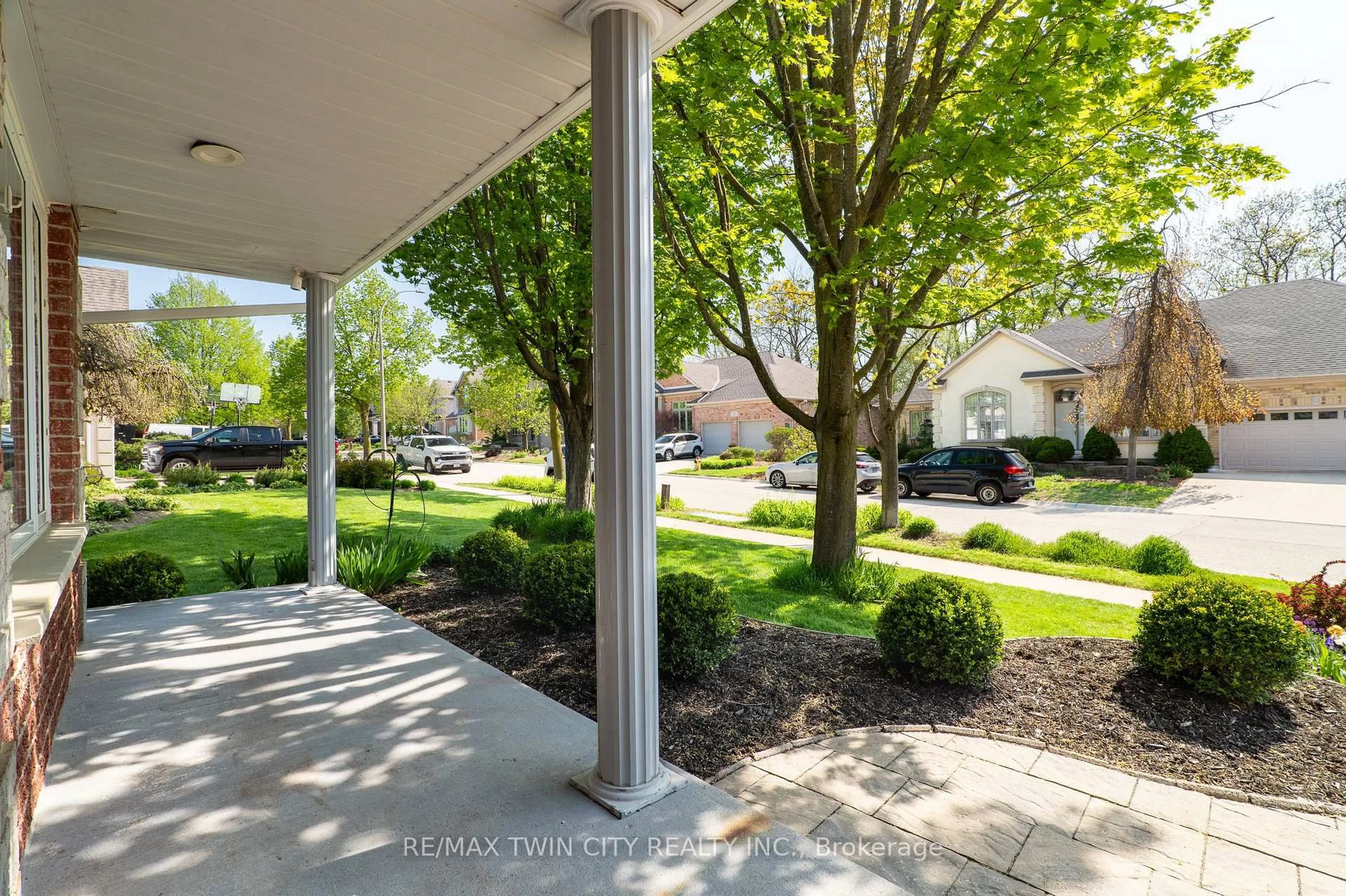 Patio, street for 314 Old Chicopee Tr, Kitchener Ontario N2A 4C8