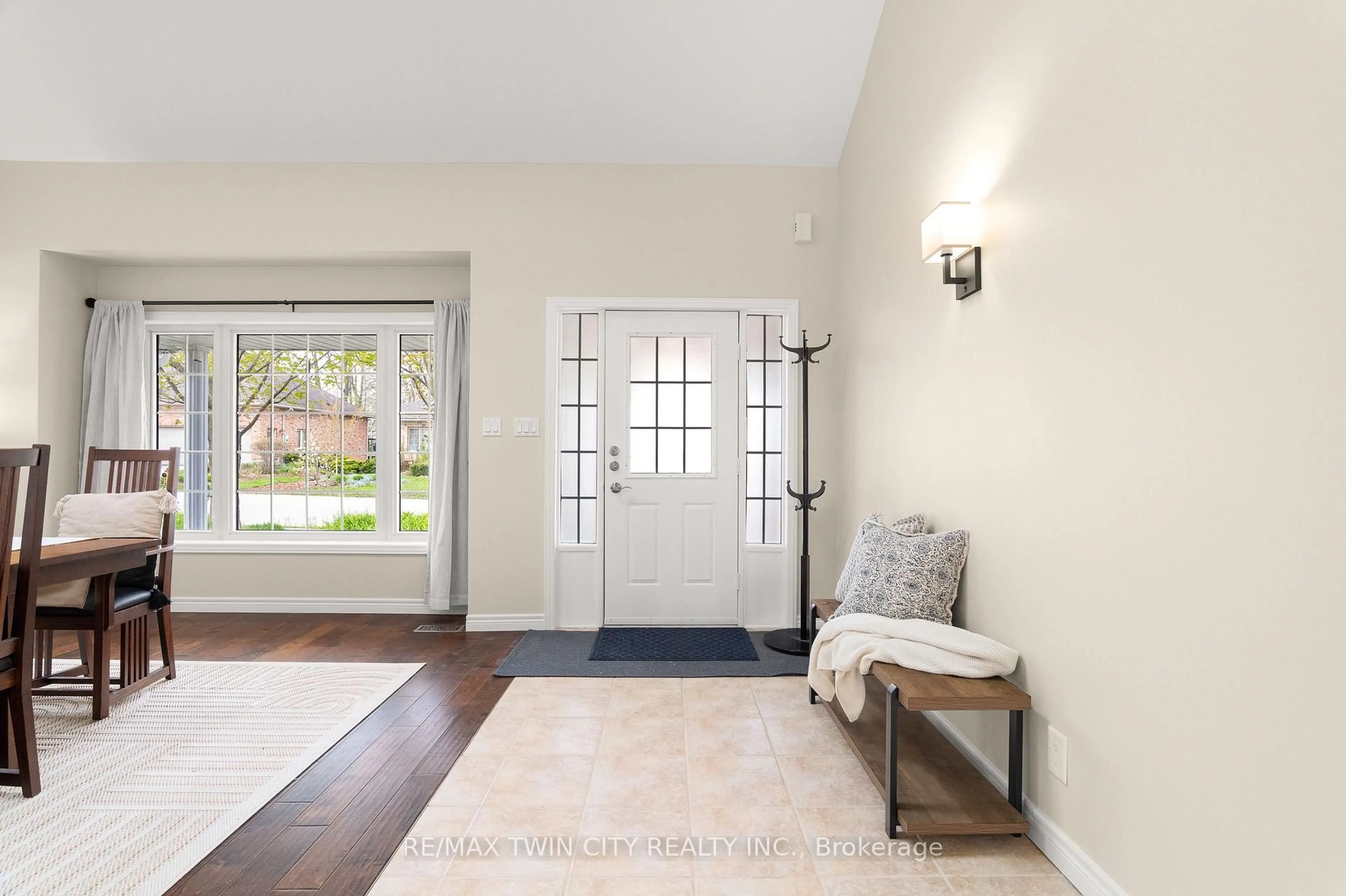 Indoor entryway for 314 Old Chicopee Tr, Kitchener Ontario N2A 4C8