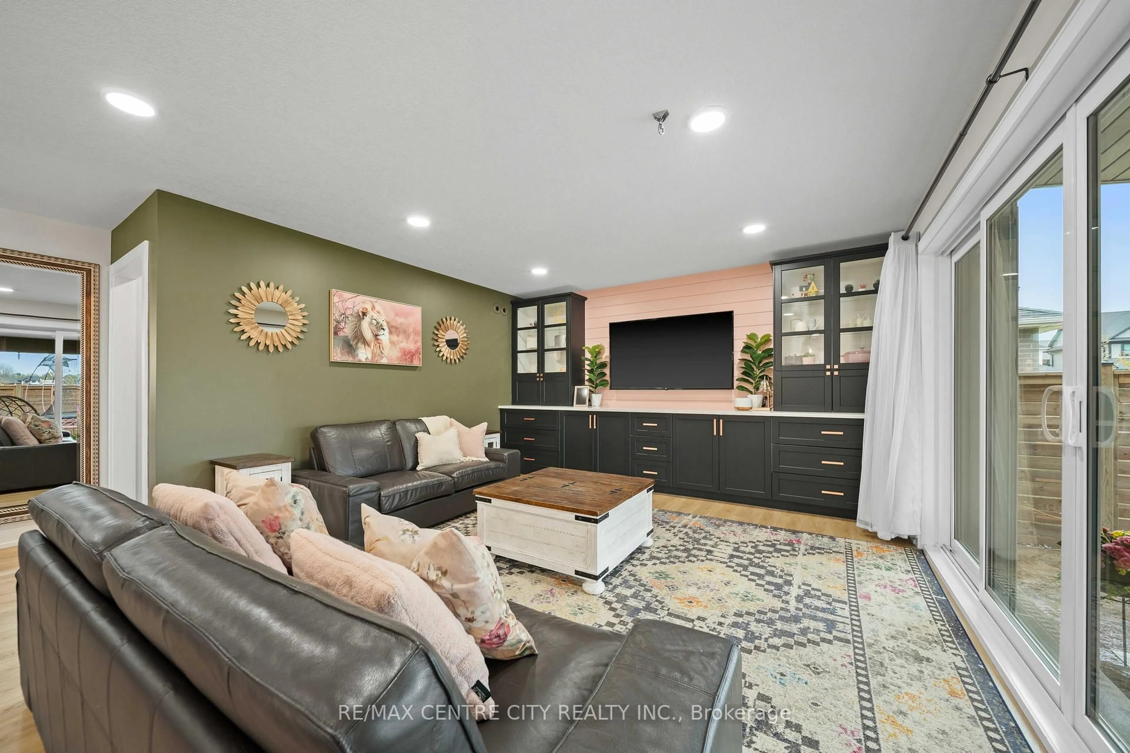 Living room with furniture, unknown for 76 Styles Dr, St. Thomas Ontario N5R 0M3