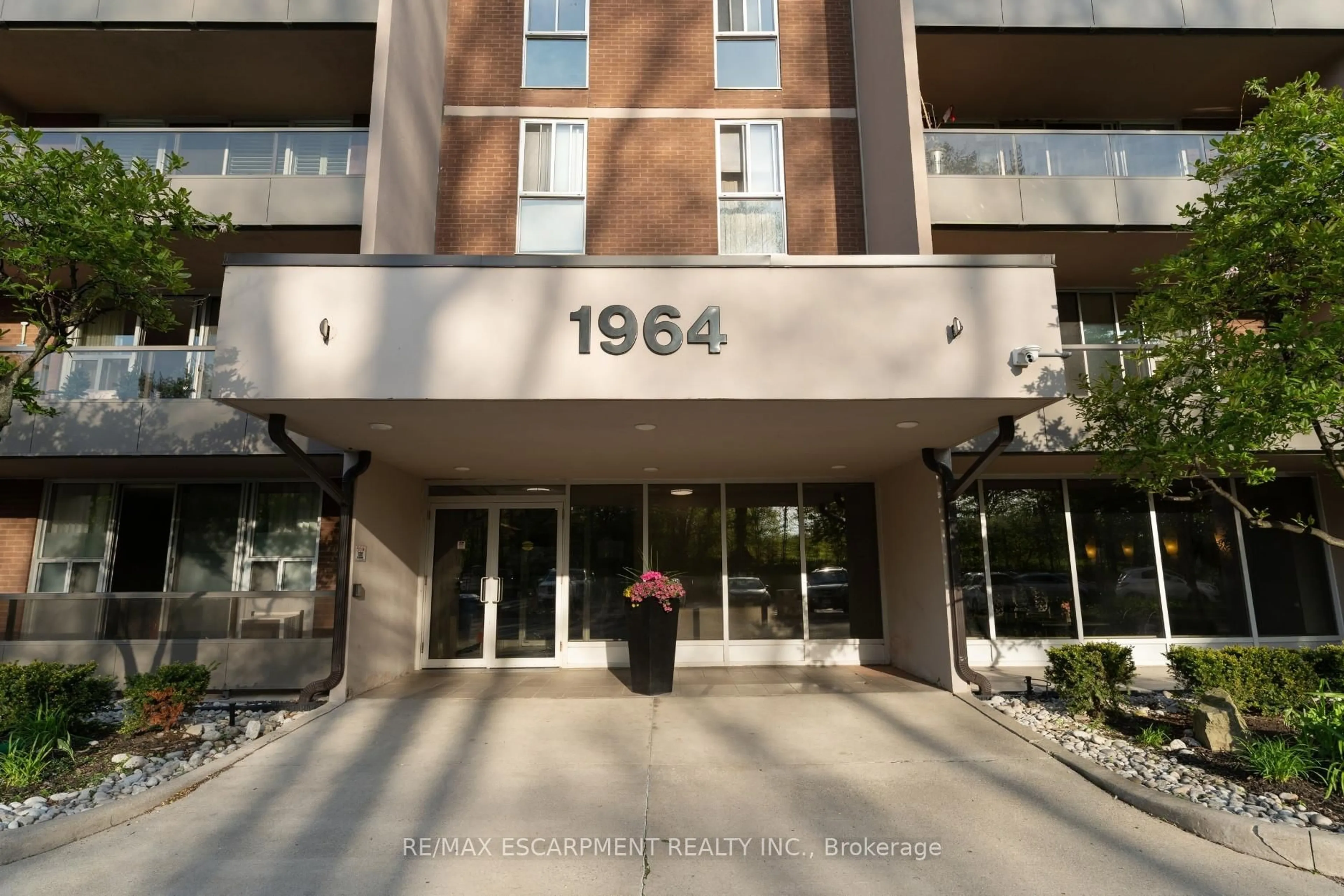 Indoor foyer for 1964 MAIN St #1104, Hamilton Ontario L8S 1J5