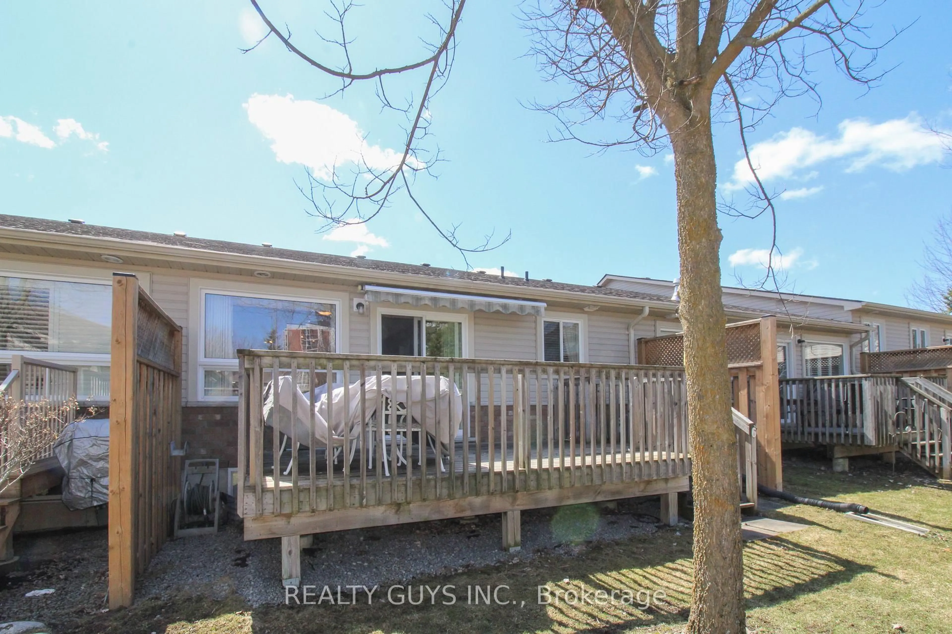A pic from outside/outdoor area/front of a property/back of a property/a pic from drone, unknown for 909 Wentworth St #UNIT #6, Peterborough Ontario K9J 8R7