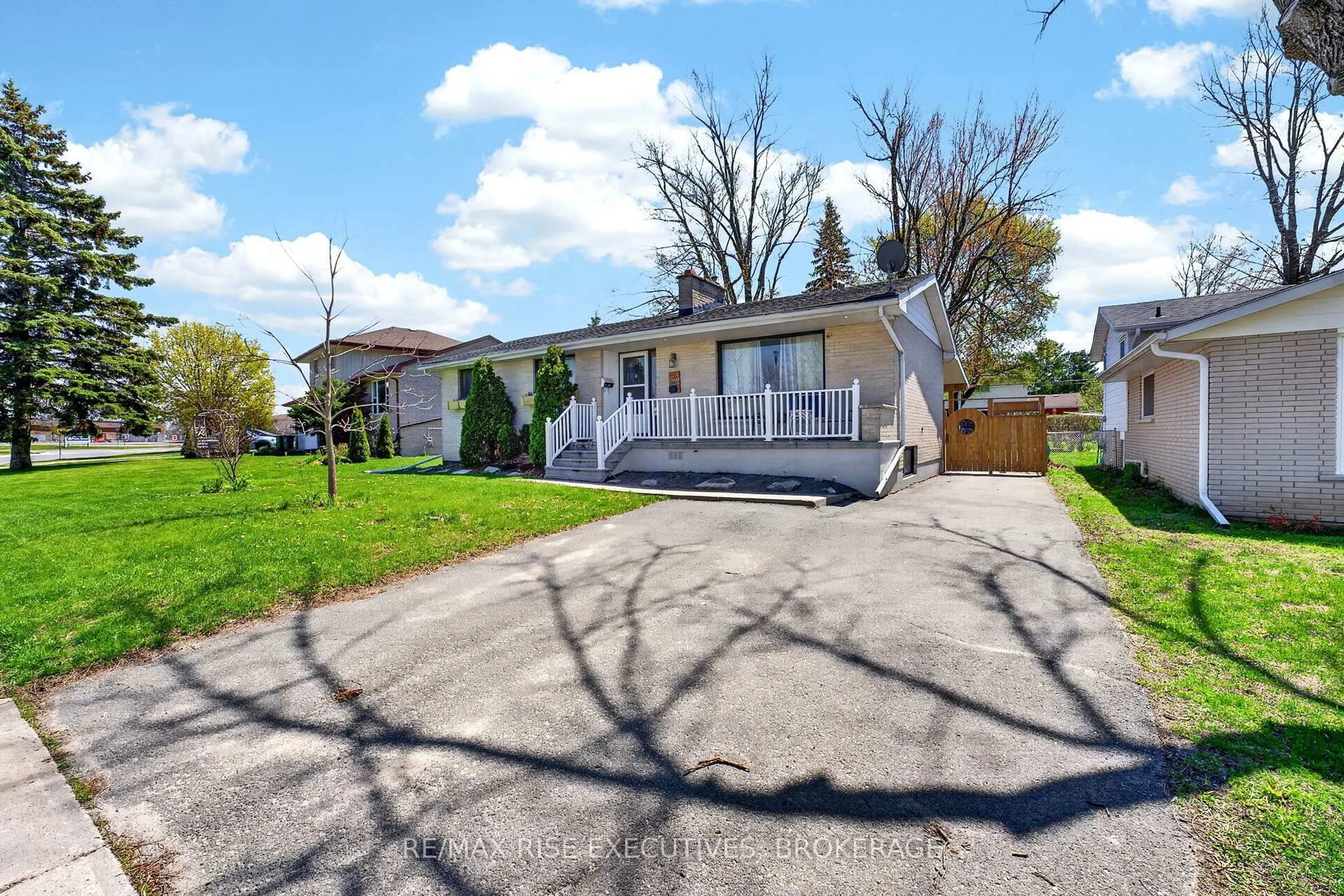 A pic from outside/outdoor area/front of a property/back of a property/a pic from drone, street for 1071 Hudson Dr, Kingston Ontario K7M 5K9