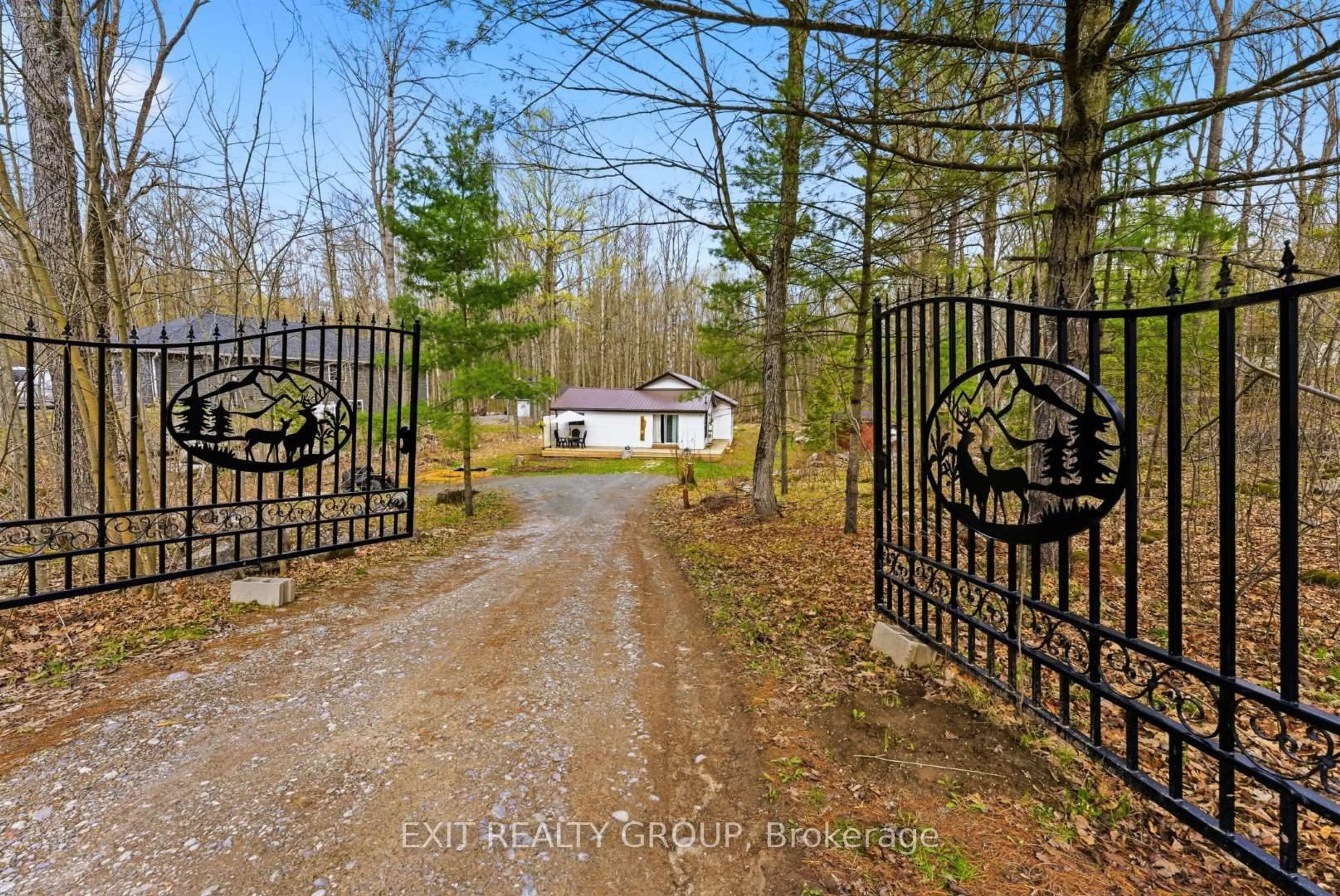 A pic from outside/outdoor area/front of a property/back of a property/a pic from drone, street for 54 Paradise Rd, Limoges Ontario K0K 2M0