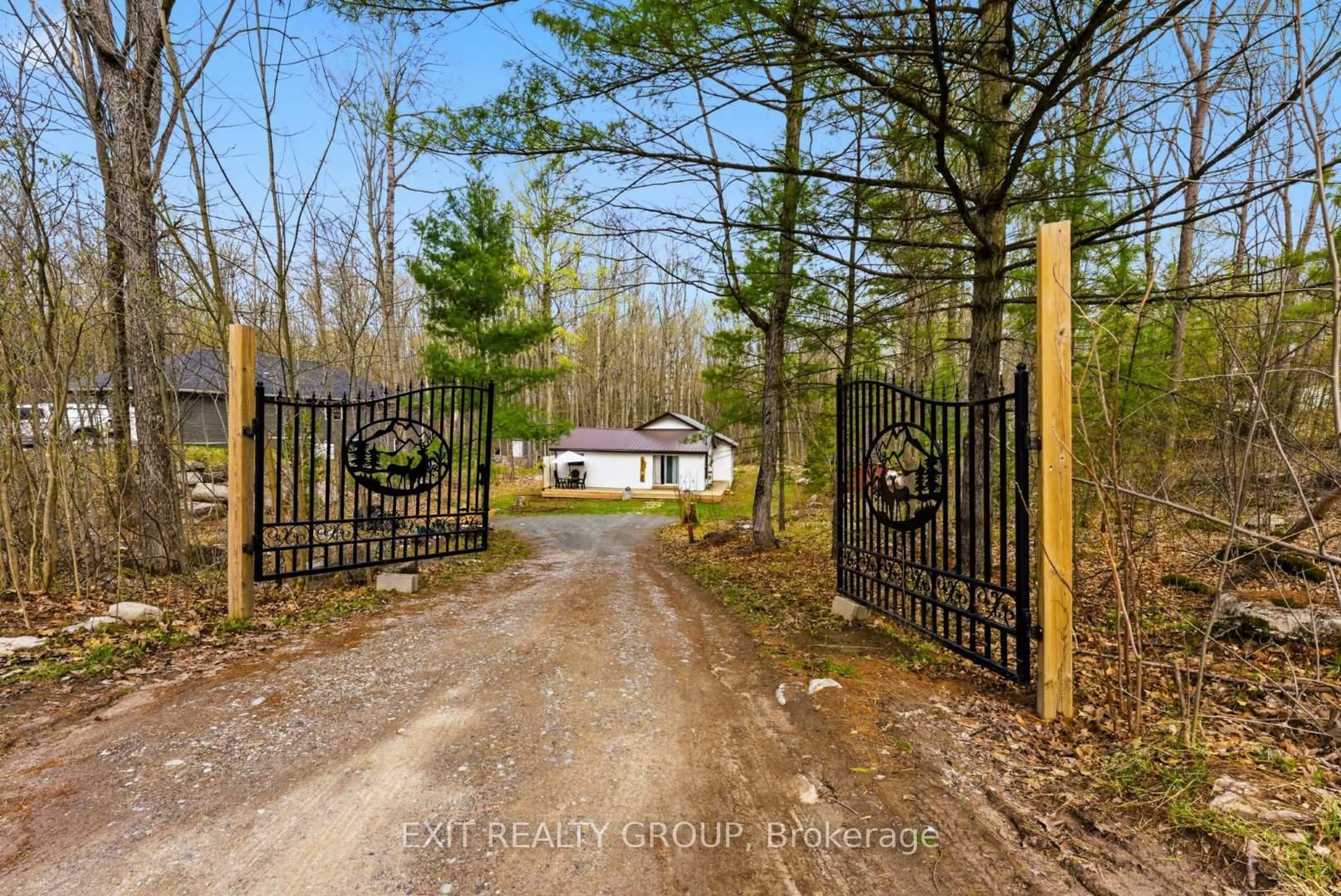 A pic from outside/outdoor area/front of a property/back of a property/a pic from drone, unknown for 54 Paradise Rd, Limoges Ontario K0K 2M0