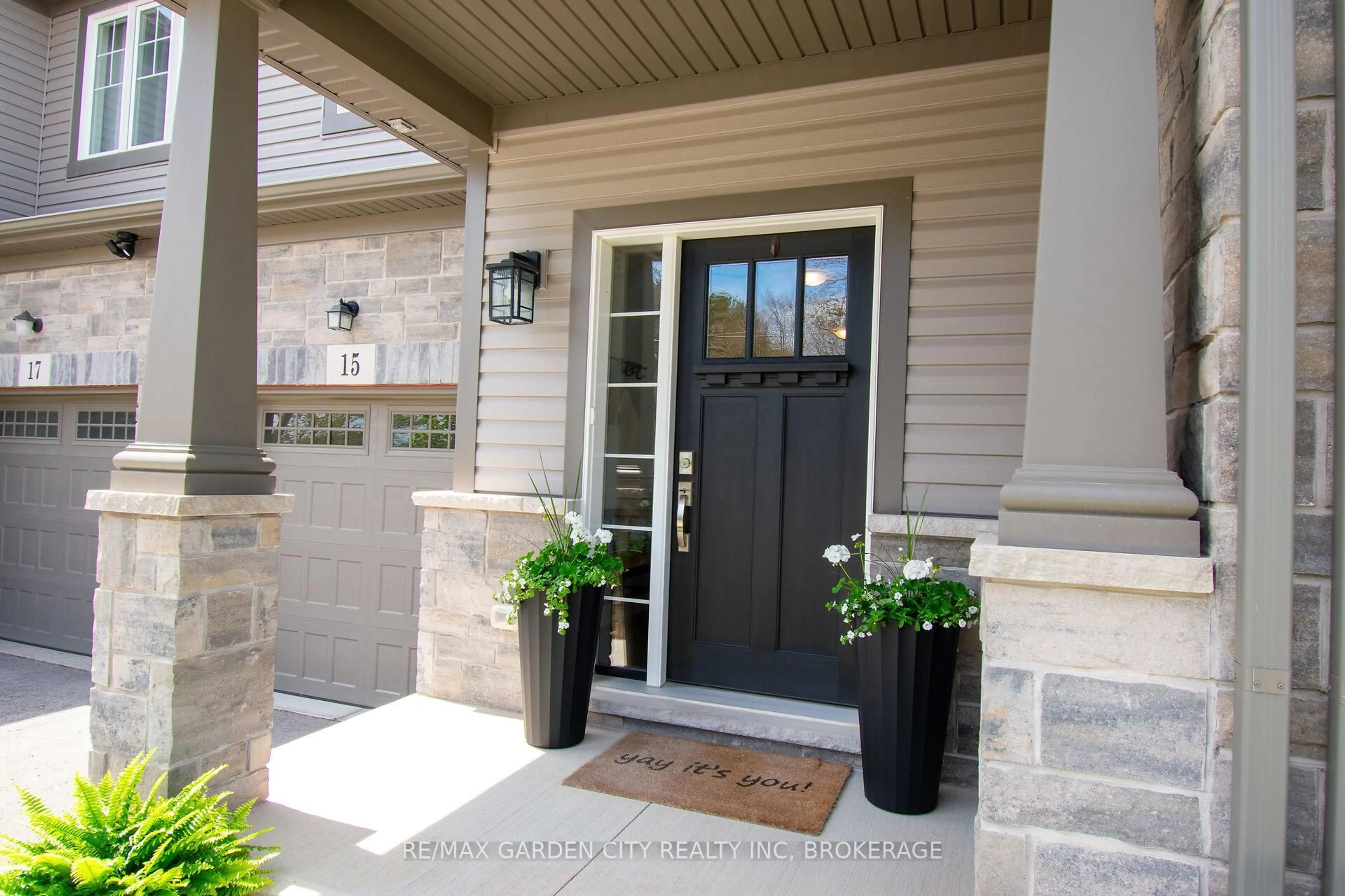 Indoor entryway for 15 LYMBURNER St, Pelham Ontario L3E 0G7