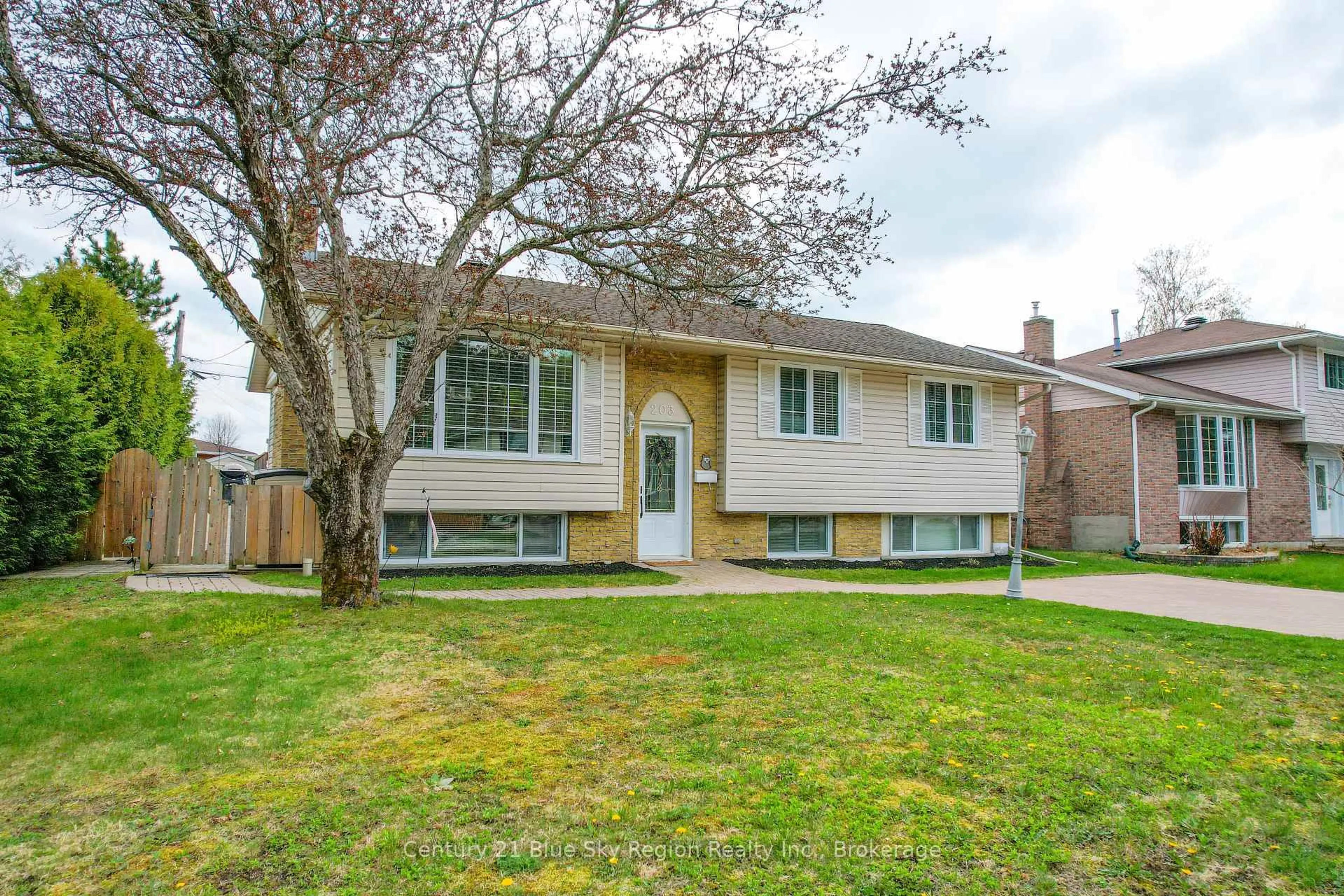 Home with vinyl exterior material, street for 203 Rancier St, North Bay Ontario P1B 8M3