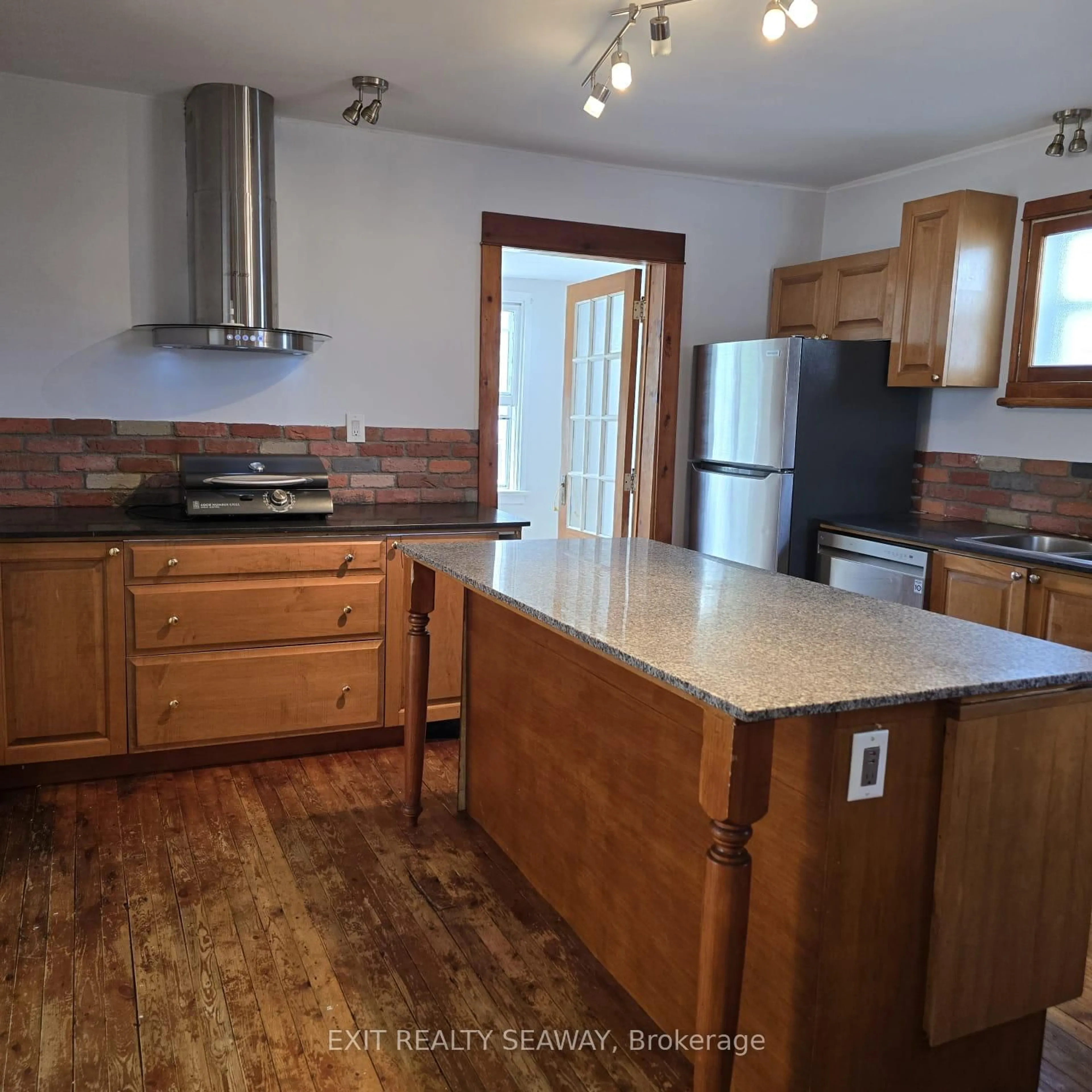 Standard kitchen, unknown for 140 Belmont St, Cornwall Ontario K6H 4Z3
