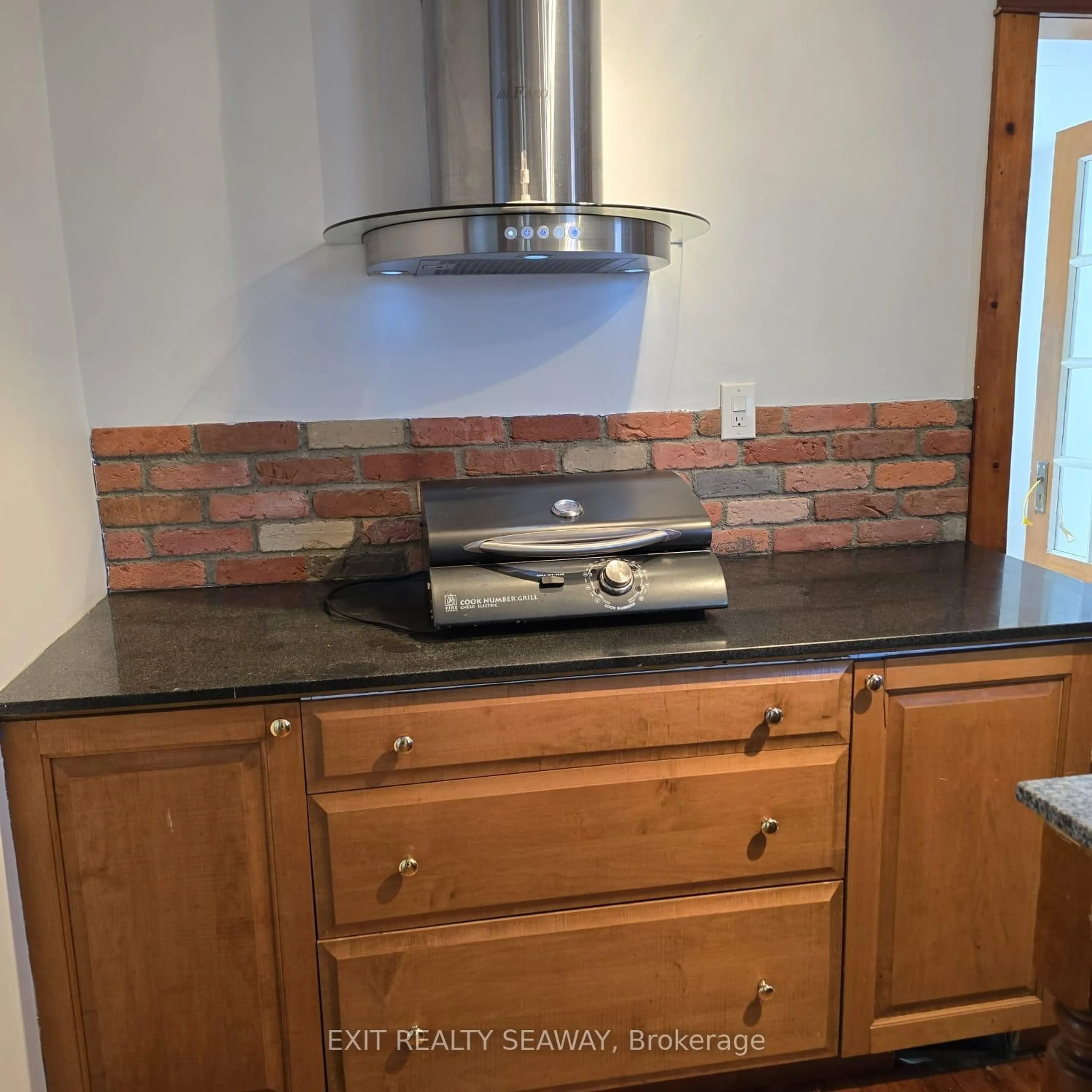 Standard kitchen, unknown for 140 Belmont St, Cornwall Ontario K6H 4Z3