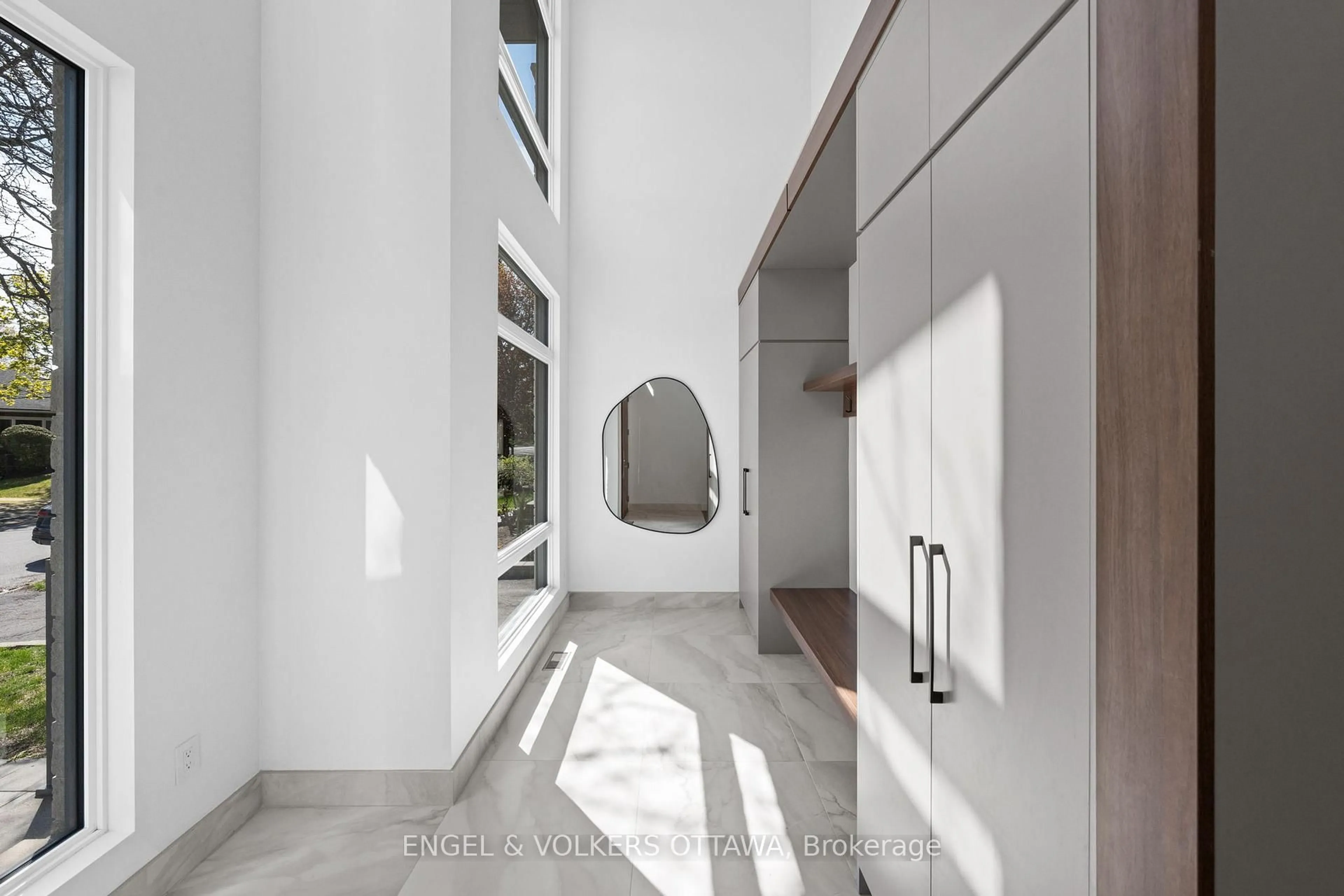 Indoor entryway for 620 Rowanwood Ave, Ottawa Ontario K2A 3E2