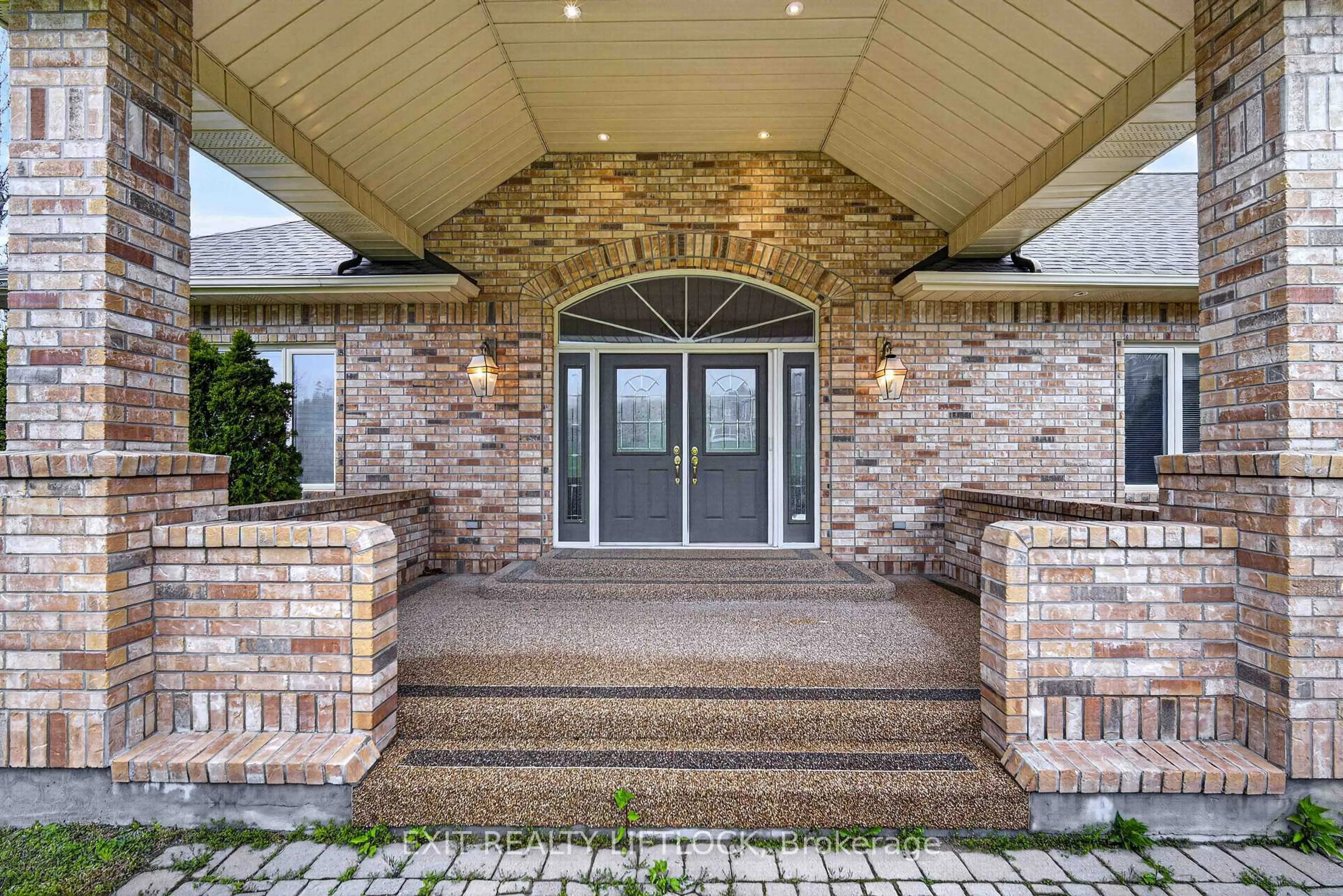 Indoor entryway for 2045 Campbell Ave, Cavan Monaghan Ontario K9J 0E5