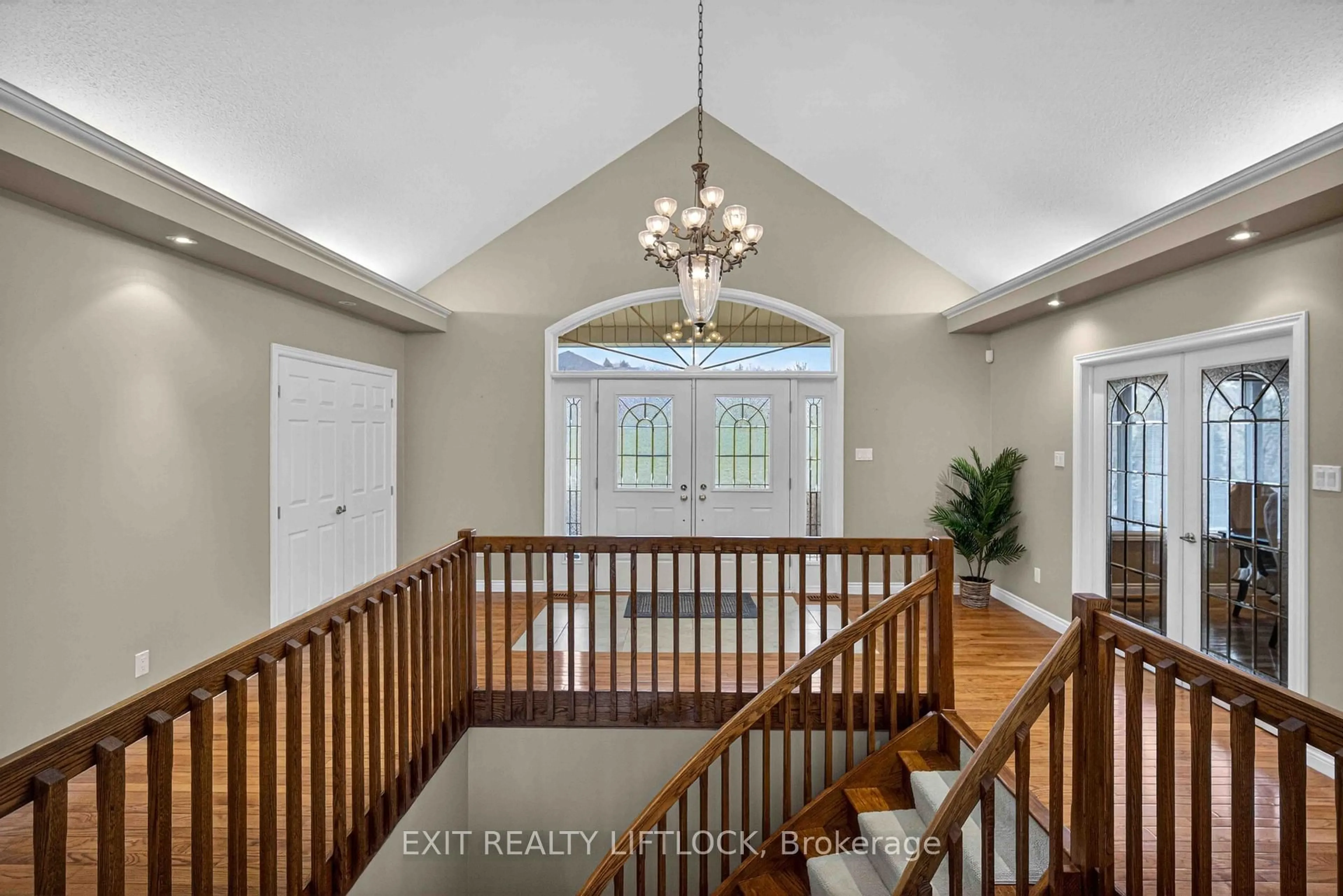 Indoor entryway for 2045 Campbell Ave, Cavan Monaghan Ontario K9J 0E5