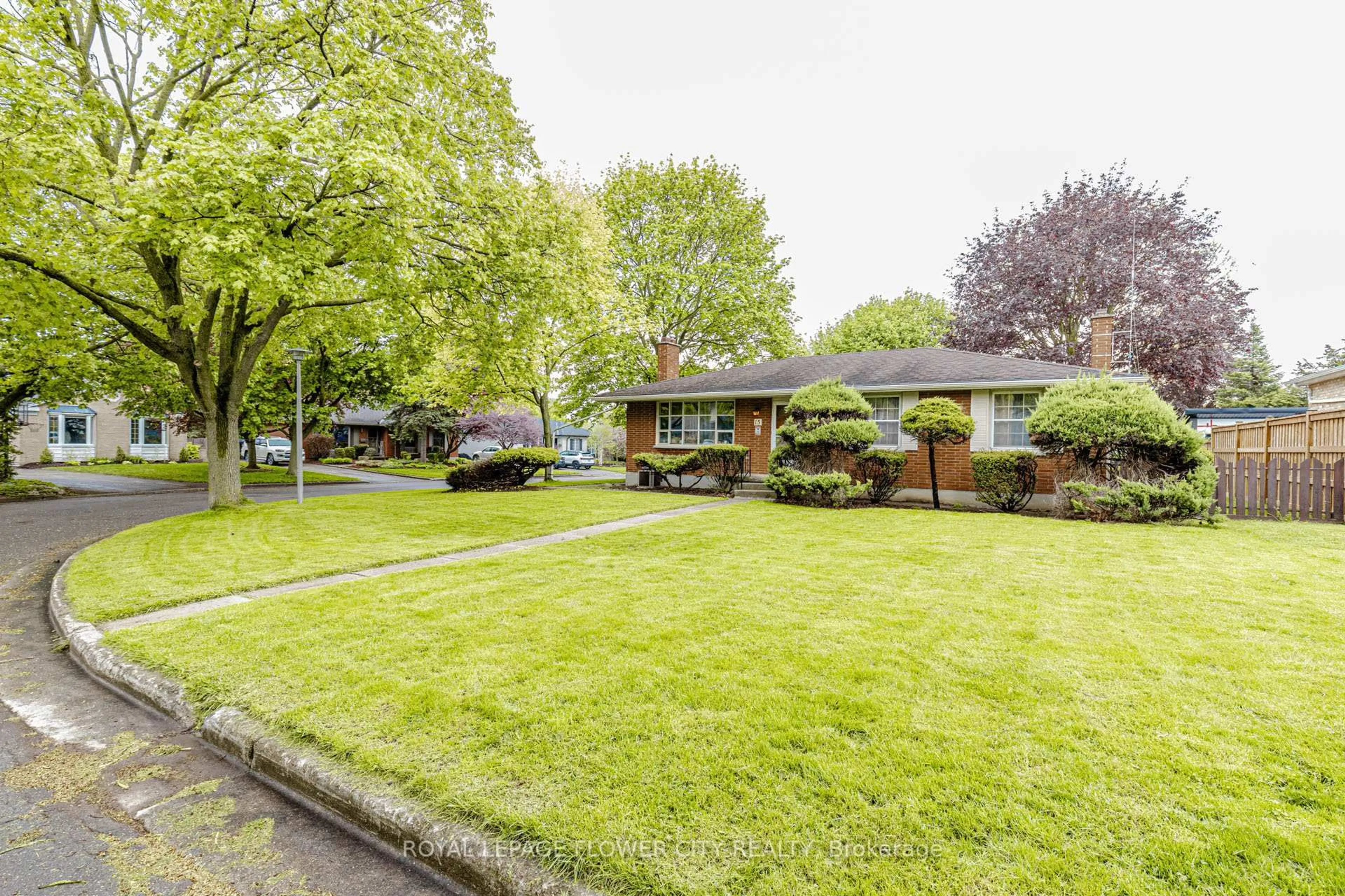 A pic from outside/outdoor area/front of a property/back of a property/a pic from drone, street for 15 Cumberland Cres, London North Ontario N5X 1B7