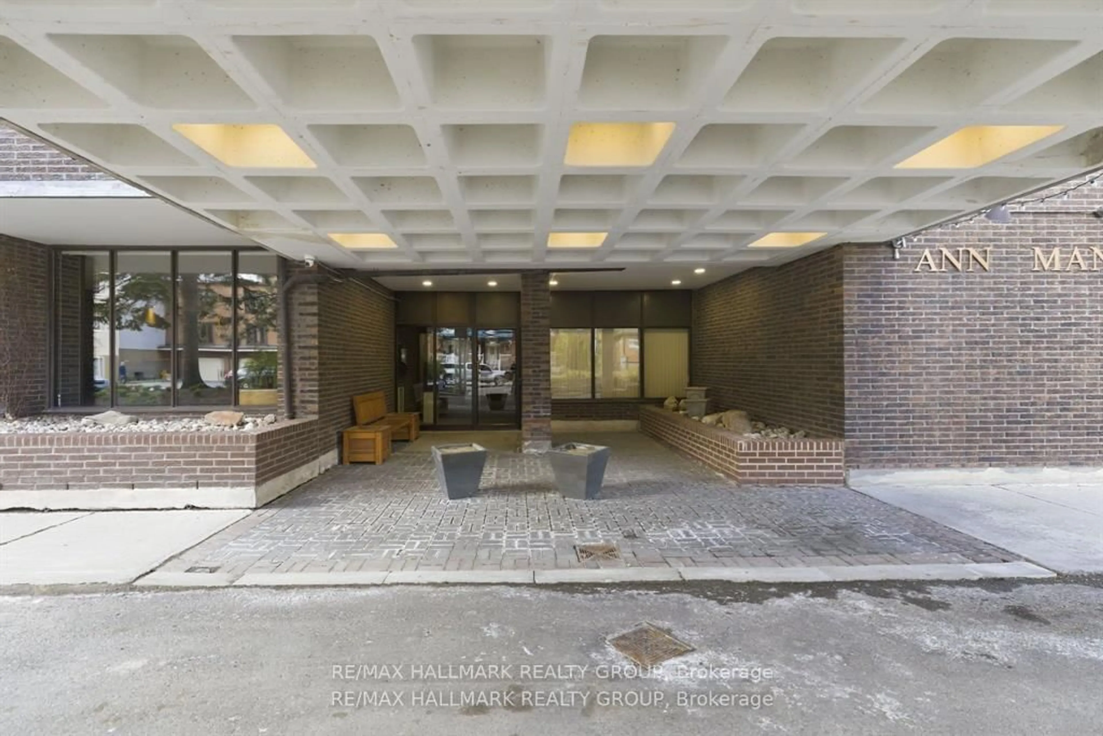 Lobby for 71 Somerset St #2003, Ottawa Ontario K2P 2G2