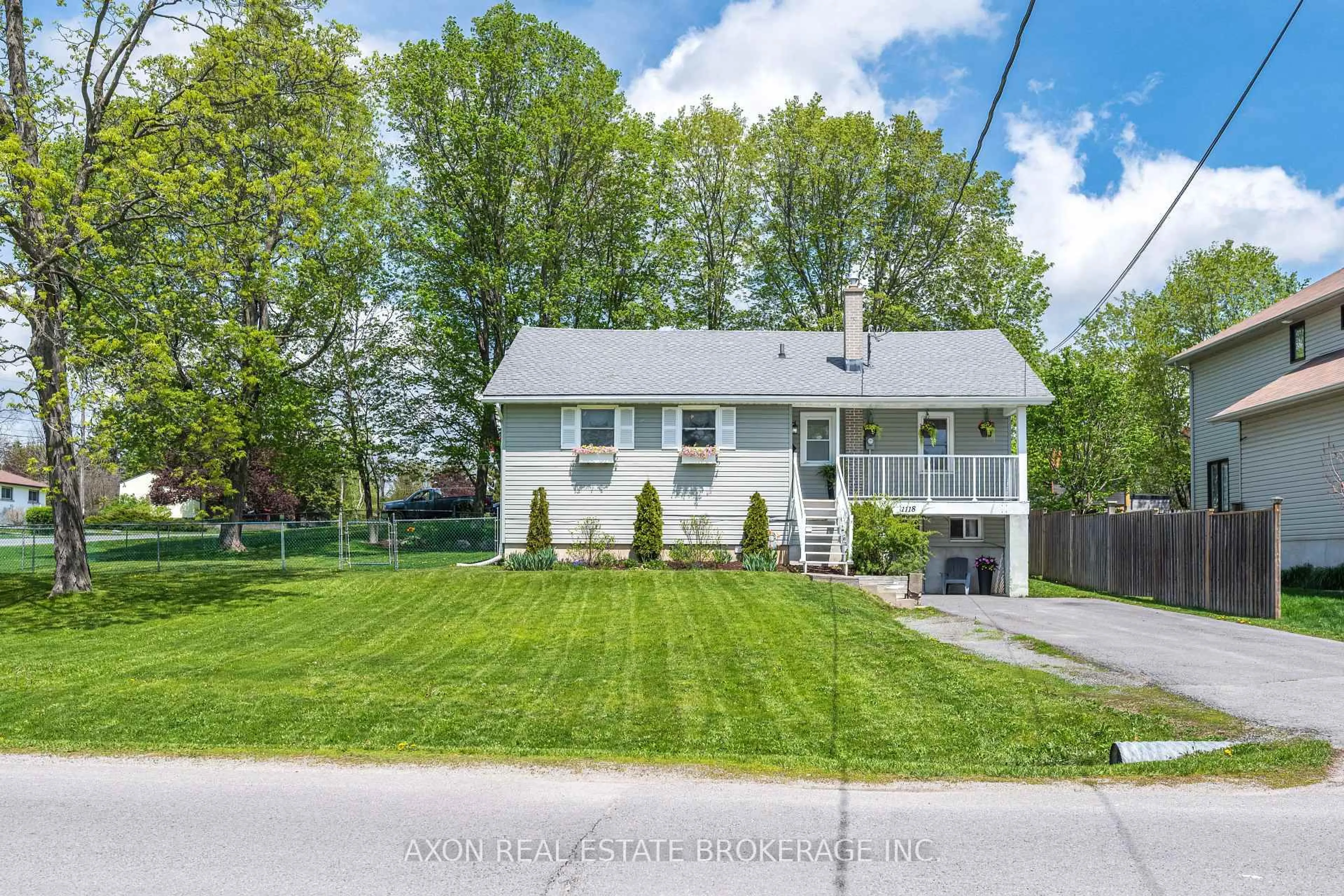 A pic from outside/outdoor area/front of a property/back of a property/a pic from drone, street for 1118 Lincoln Dr, Kingston Ontario K7M 7P4