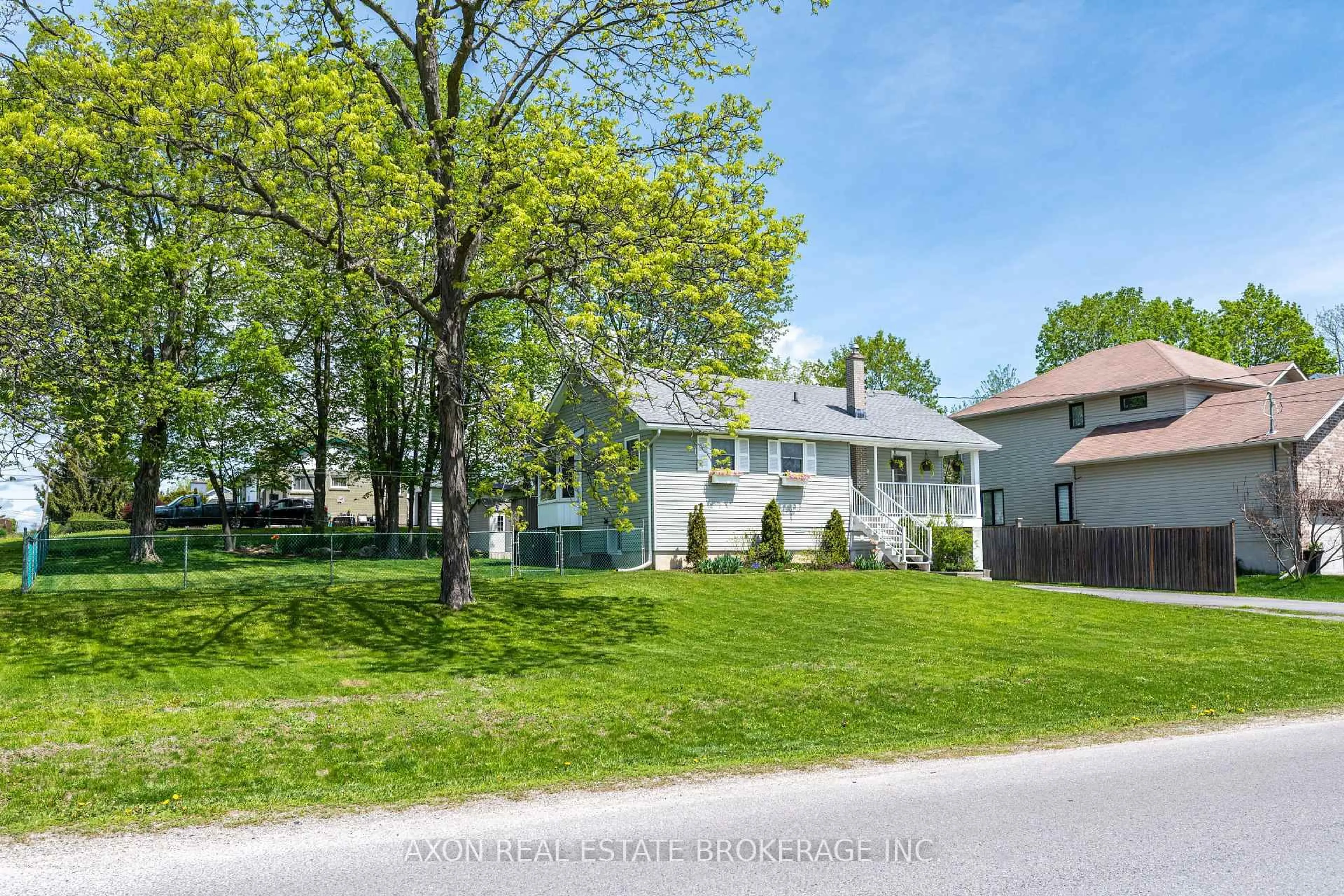 A pic from outside/outdoor area/front of a property/back of a property/a pic from drone, street for 1118 Lincoln Dr, Kingston Ontario K7M 7P4
