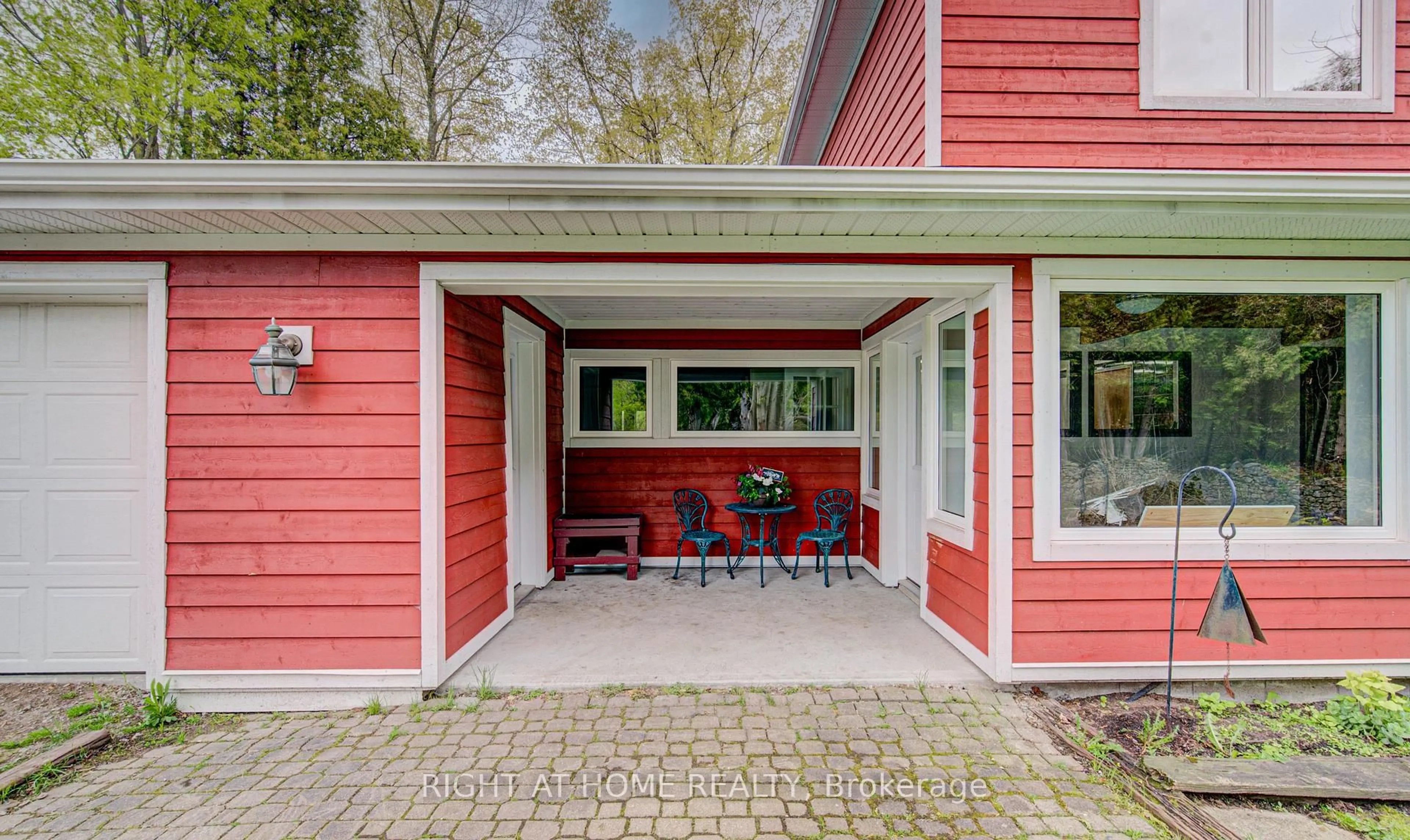 Patio, street for 536 11th Con Rd, Hamilton Ontario L8B 1J1