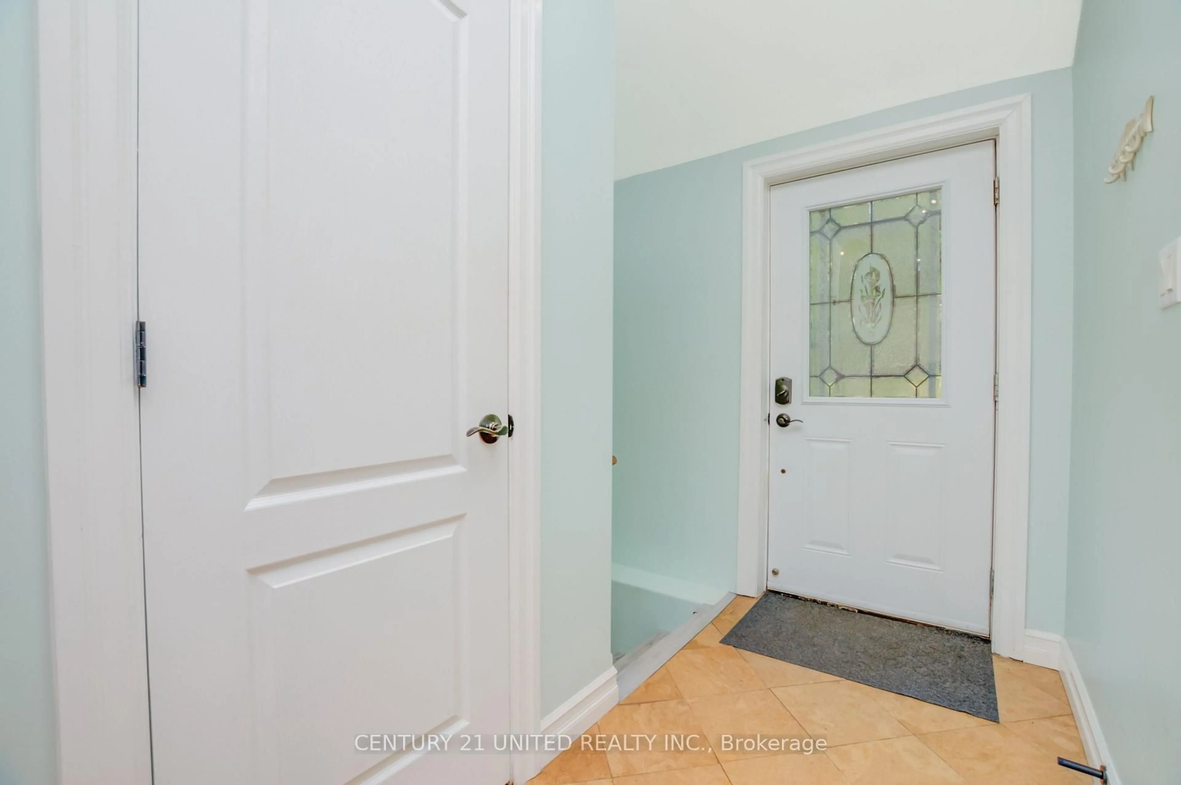Indoor entryway for 64 Sunnybrae Lane, Trent Hills Ontario K0L 1Y0